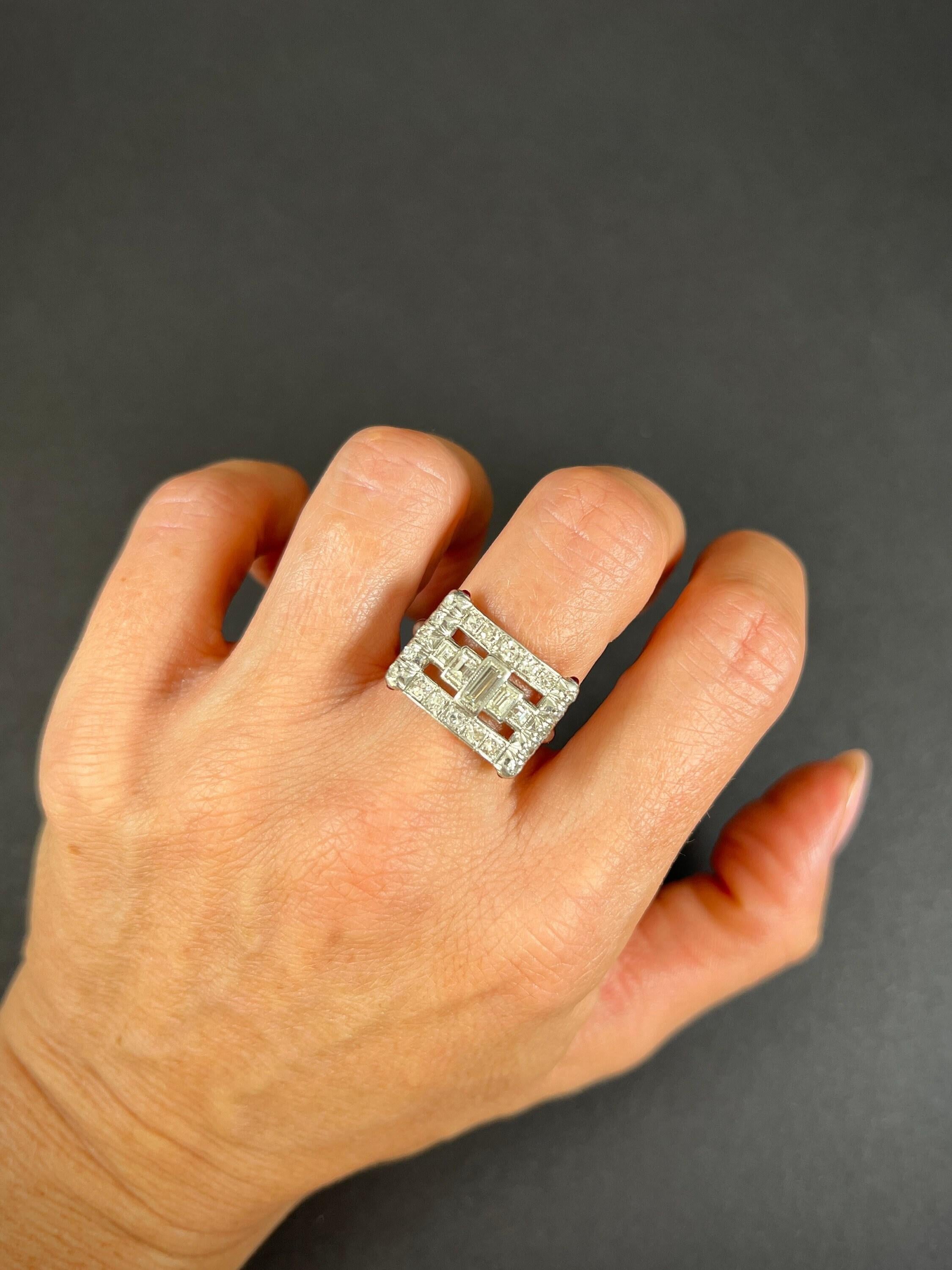 Vintage 1920er Jahre Platin gestempelt, Diamant & Rubin Schnalle Stil Cocktail-Ring im Zustand „Gut“ im Angebot in Brighton, GB