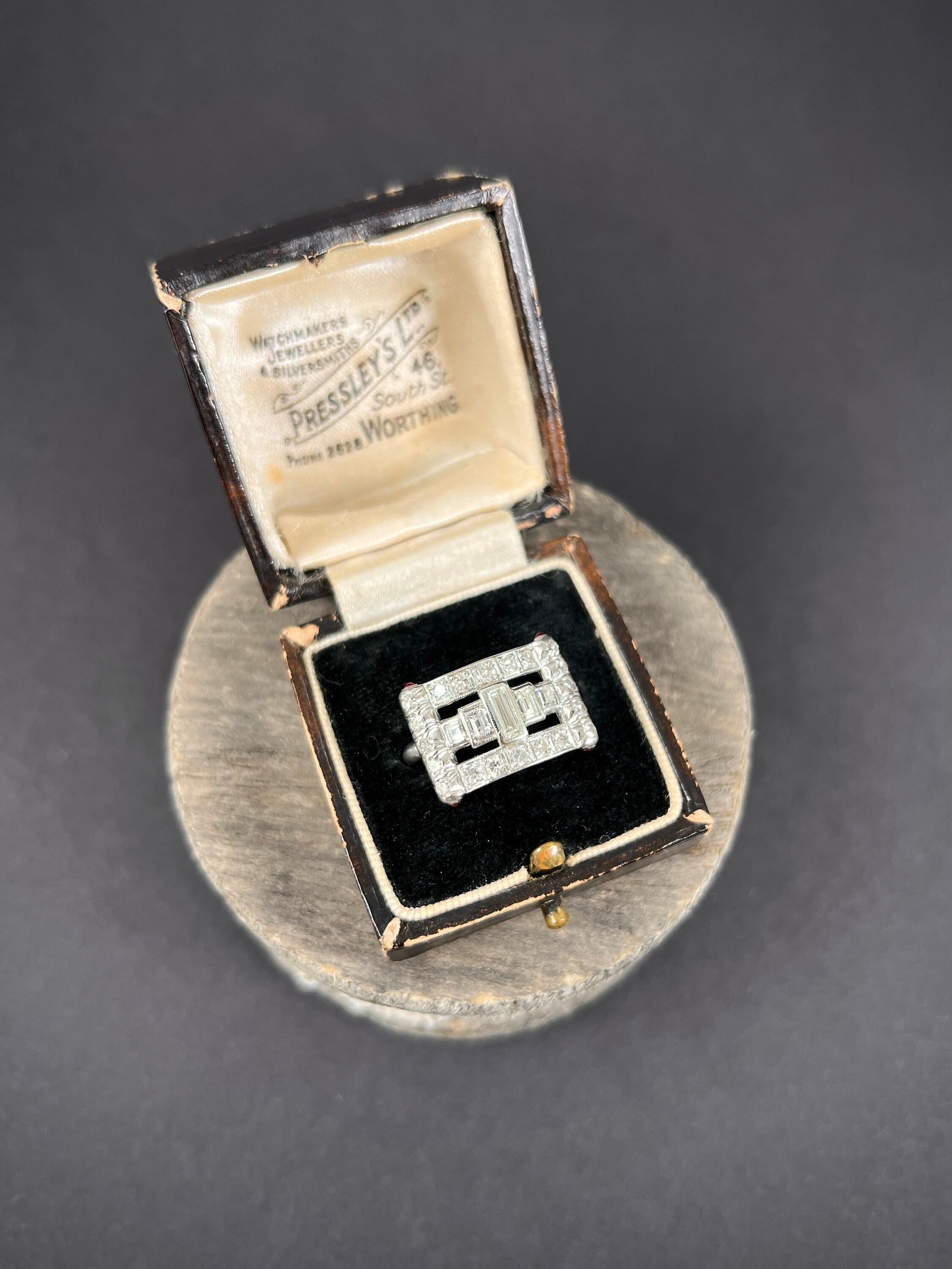 Vintage 1920er Jahre Platin gestempelt, Diamant & Rubin Schnalle Stil Cocktail-Ring für Damen oder Herren im Angebot