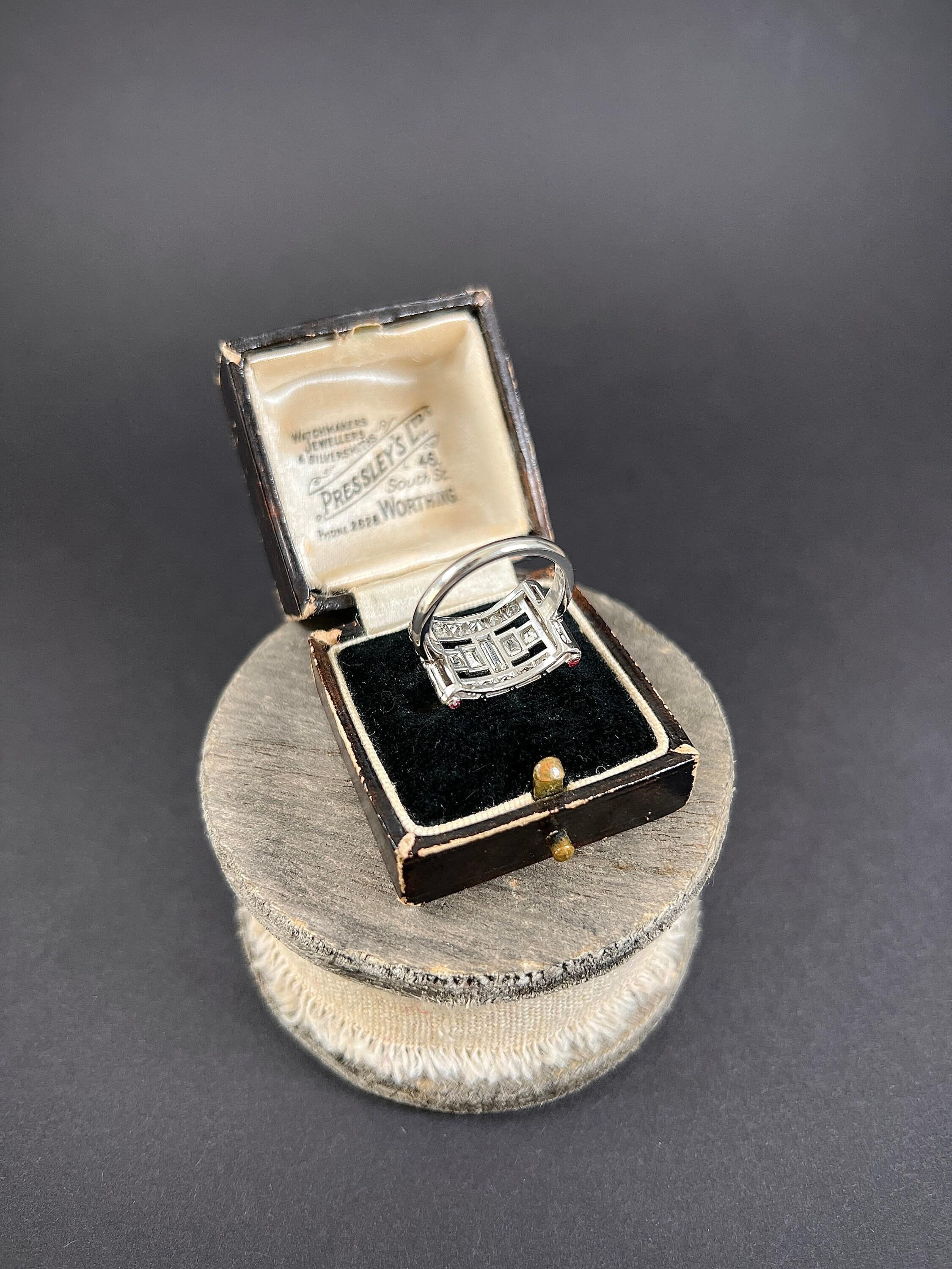 Vintage 1920er Jahre Platin gestempelt, Diamant & Rubin Schnalle Stil Cocktail-Ring im Angebot 1