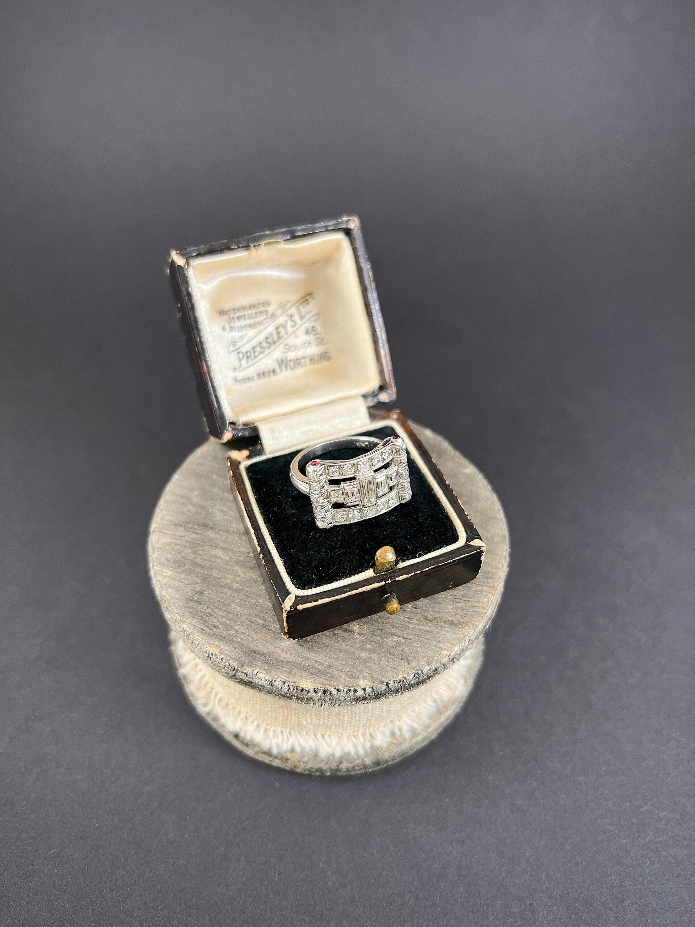Vintage 1920er Jahre Platin gestempelt, Diamant & Rubin Schnalle Stil Cocktail-Ring im Angebot 2