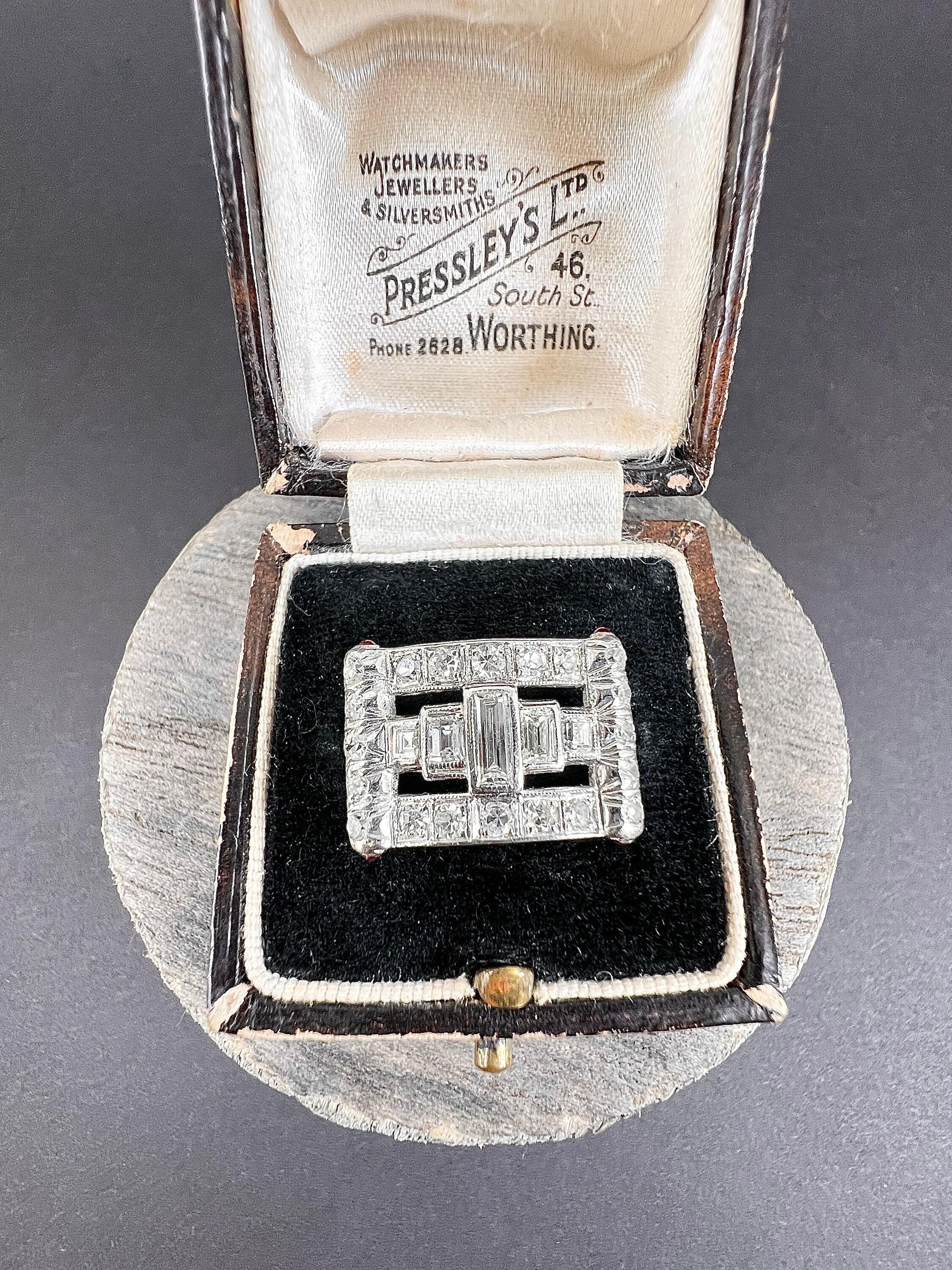 Vintage 1920er Jahre Platin gestempelt, Diamant & Rubin Schnalle Stil Cocktail-Ring im Angebot 3