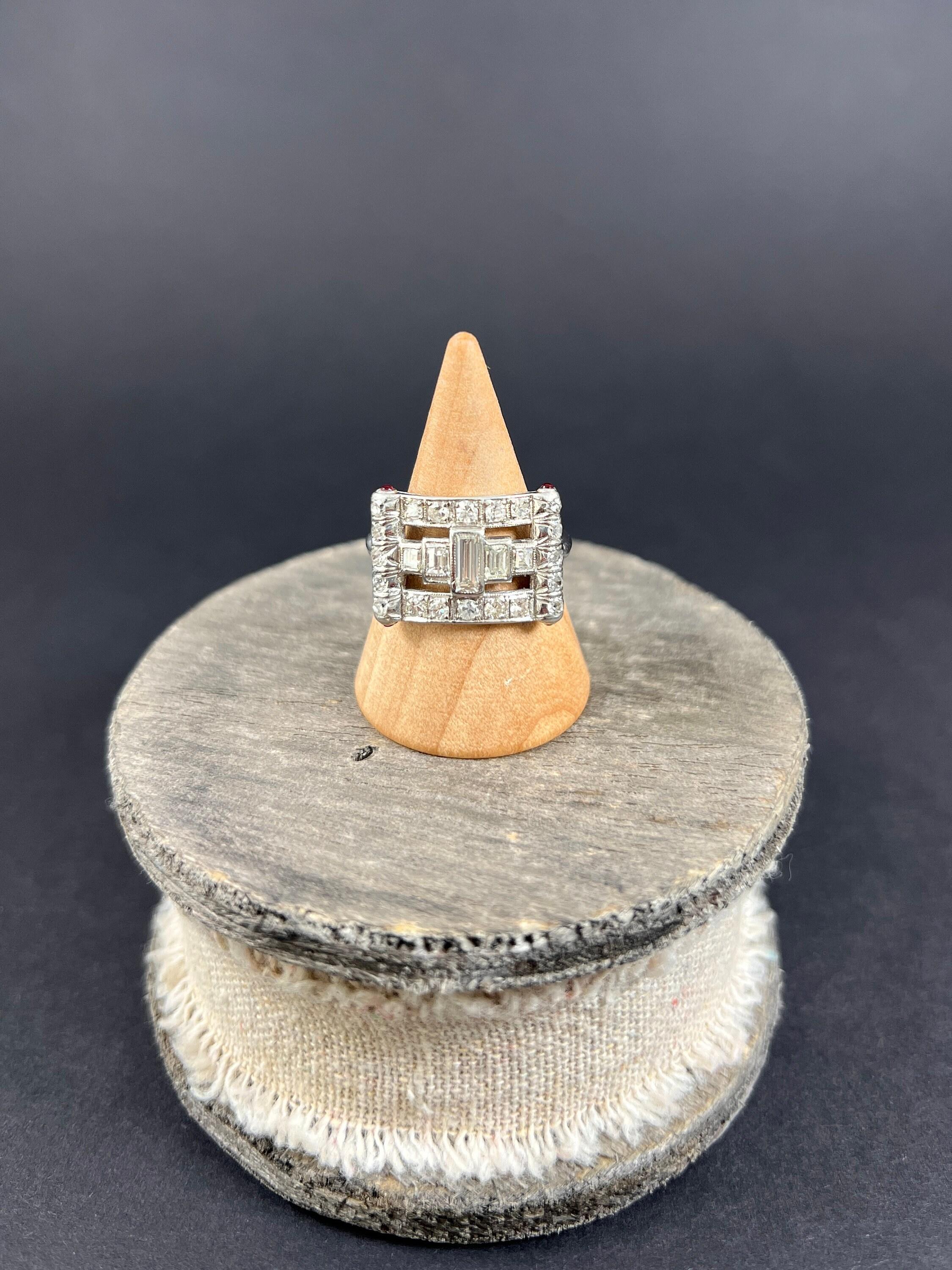Vintage 1920er Jahre Platin gestempelt, Diamant & Rubin Schnalle Stil Cocktail-Ring im Angebot 4
