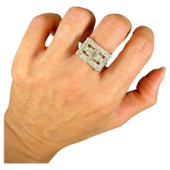 Anello da cocktail vintage degli anni '20 con timbro in platino, diamanti e rubini in stile fibbia