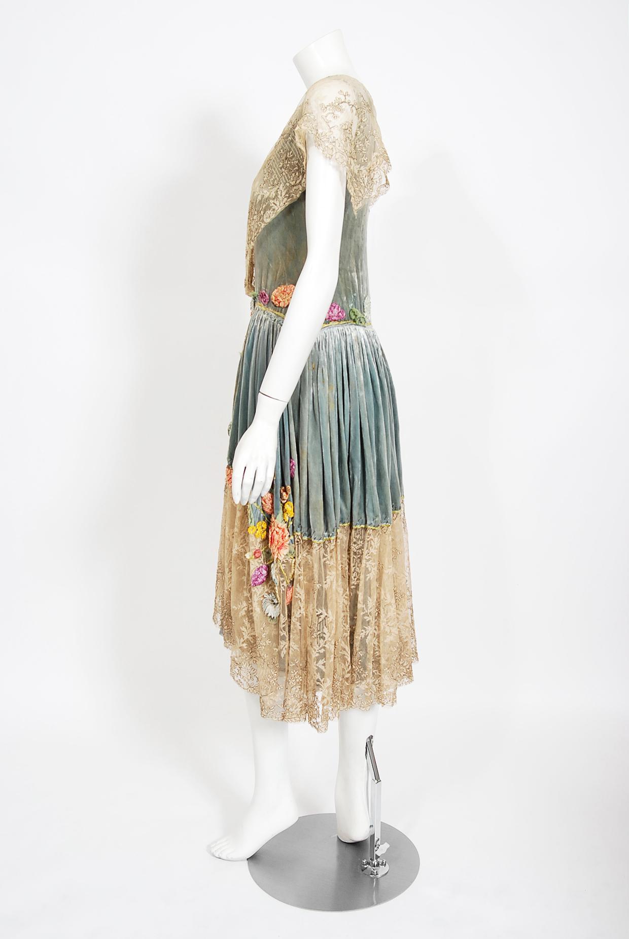 Vintage 1920's Sadie Nemser Couture Beaded Floral Appliqué Velvet & Lace Dress For Sale 4
