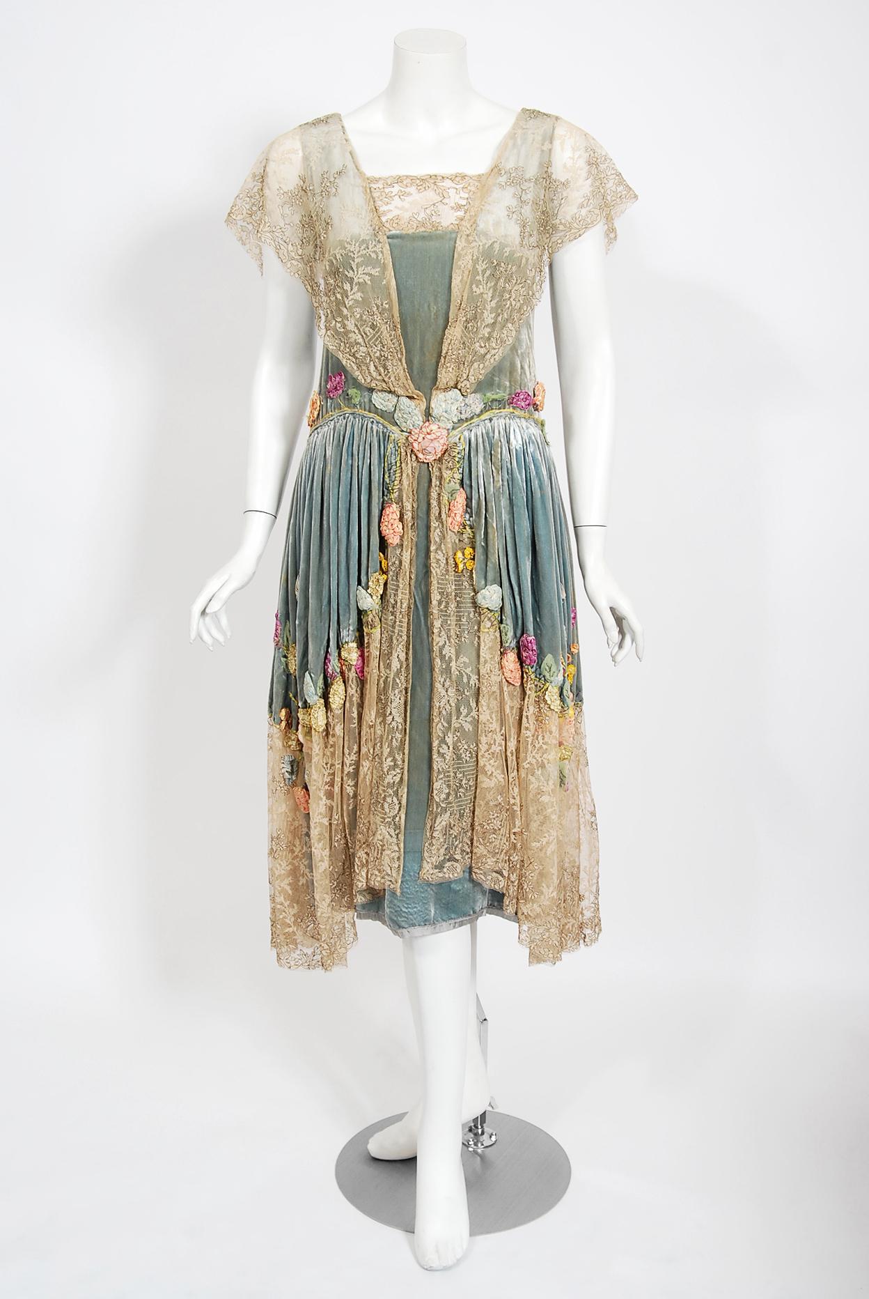 Ein prächtiges und unglaublich seltenes Kleid aus Samt und Spitze von Sadie Nemser Couture aus dem Jahr 1924. Dieses Kleidungsstück hat mir sofort den Atem geraubt, als ich es sah. Es ist ein wahrhaft tragbares Meisterwerk. Frau Sadie Nemser