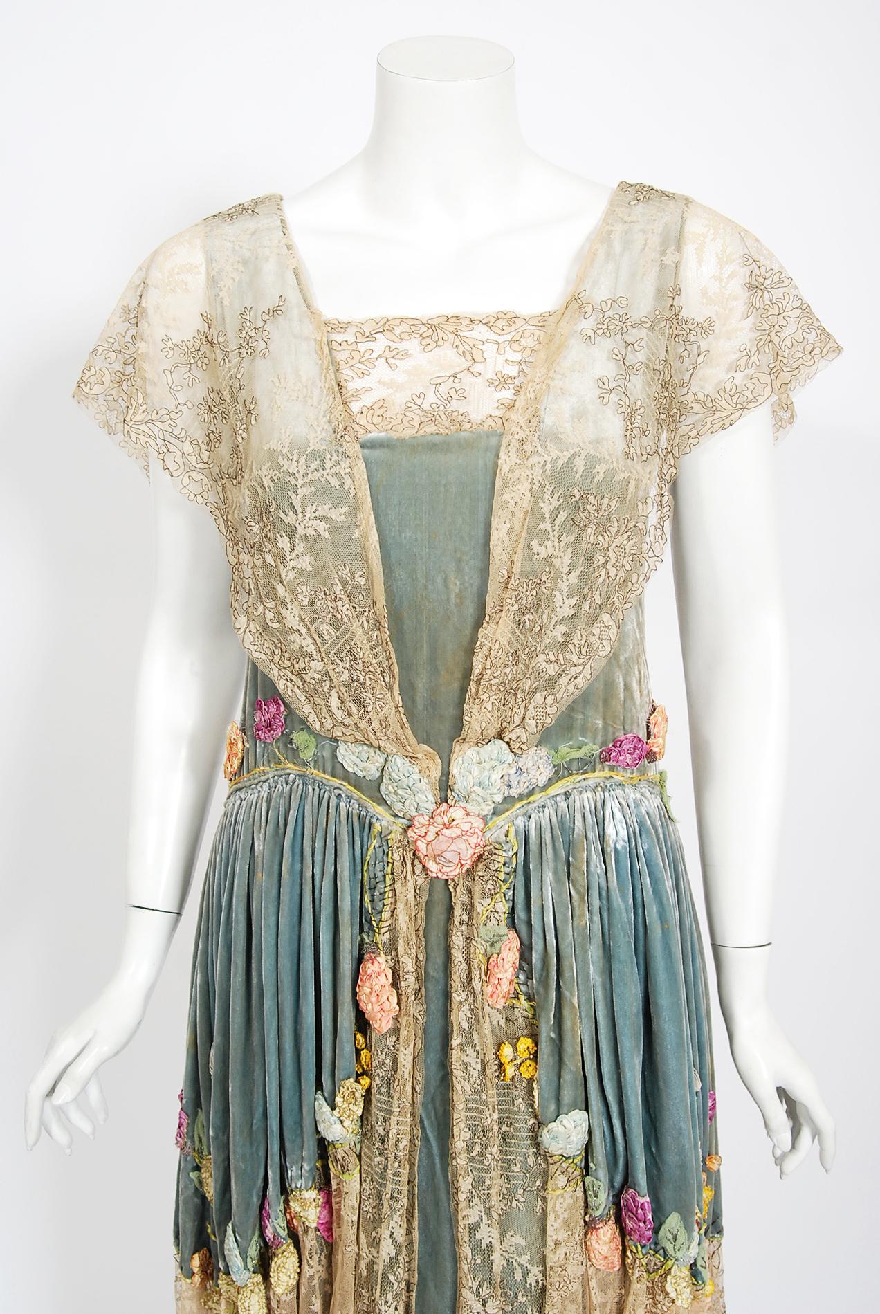 Vintage 1920's Sadie Nemser Couture Beaded Floral Appliqué Velvet & Lace Dress (Beige) im Angebot
