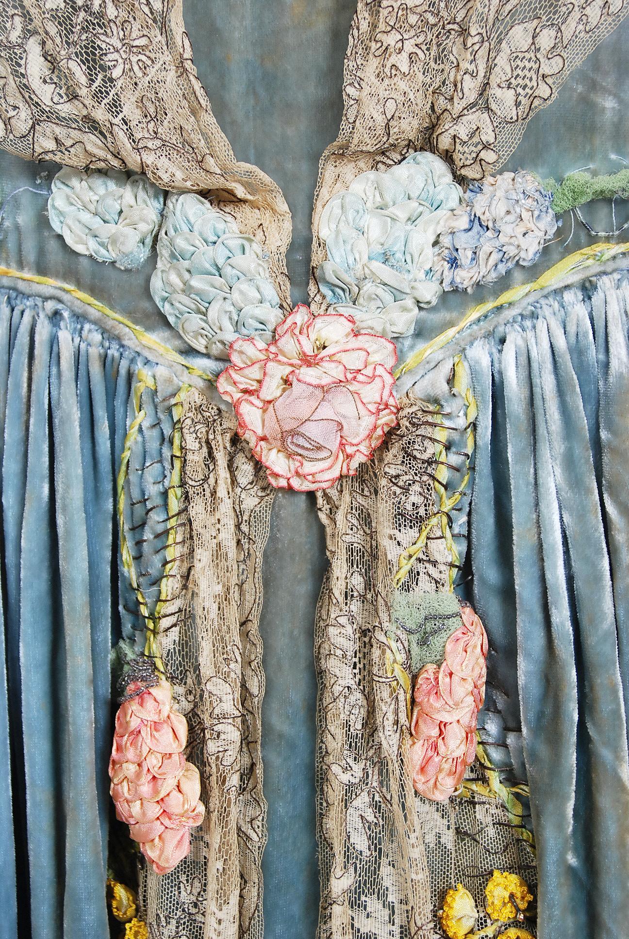 Beige Vintage 1920 SADIE NEMSER Couture Robe en velours et dentelle avec perles et appliqués floraux en vente