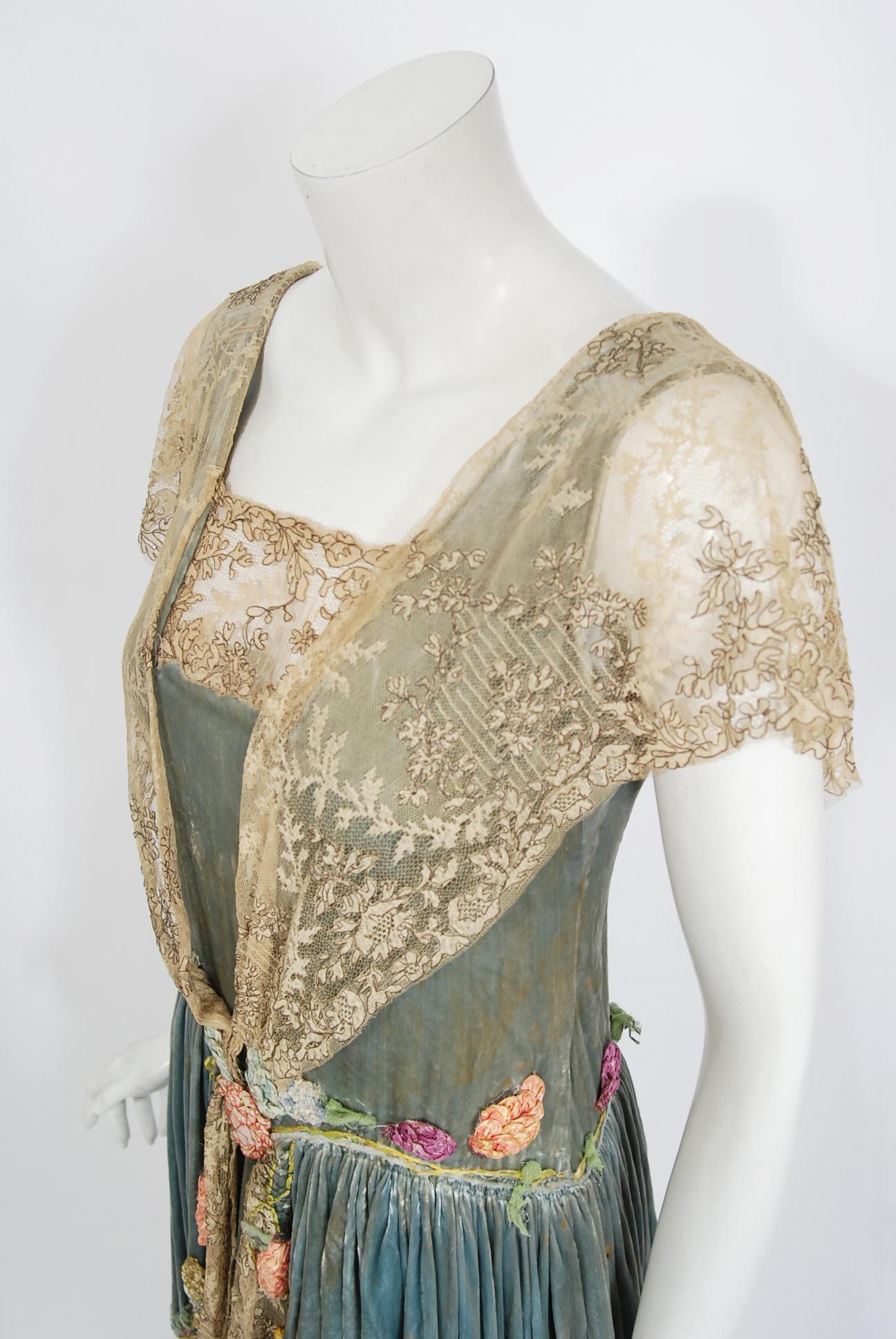 Vintage 1920 SADIE NEMSER Couture Robe en velours et dentelle avec perles et appliqués floraux en vente 1