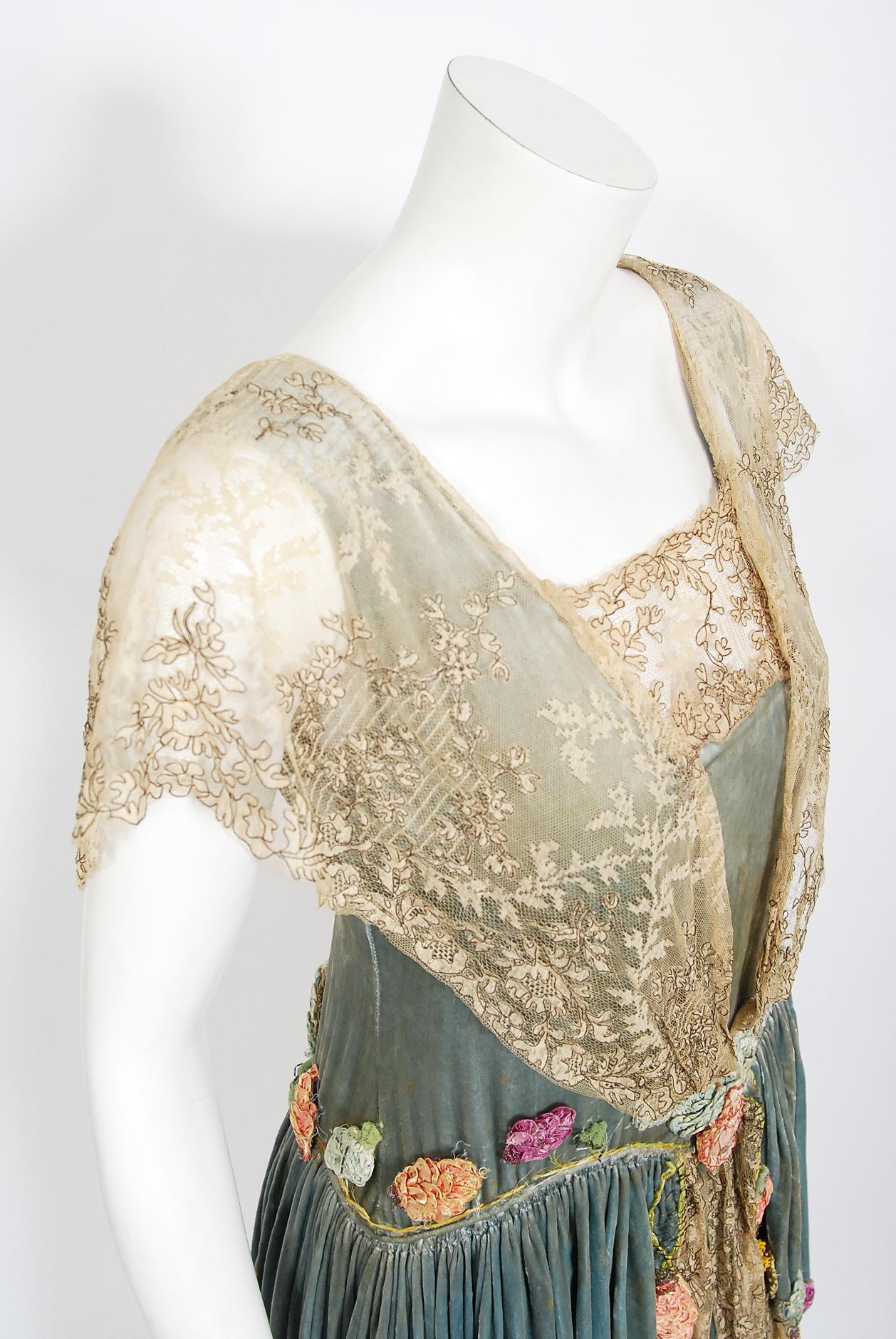 1920's Sadie Nemser Couture Perlenbesetztes Kleid mit Blumenapplikationen aus Samt und durchsichtiger Spitze im Angebot 3