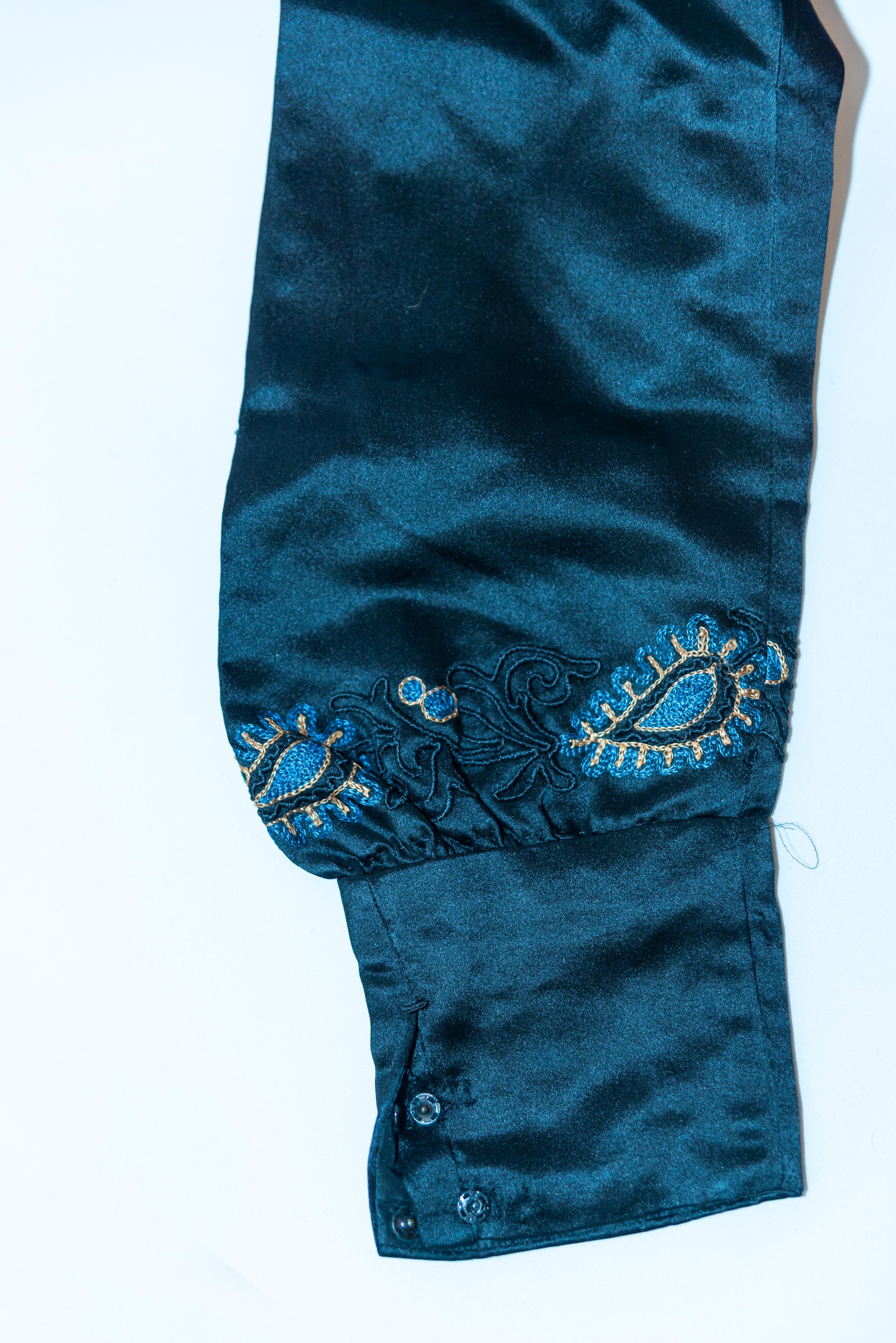 Vintage 1920er Satin-Mantelkleid  mit blauen und goldenen Verzierungen (Schwarz) im Angebot