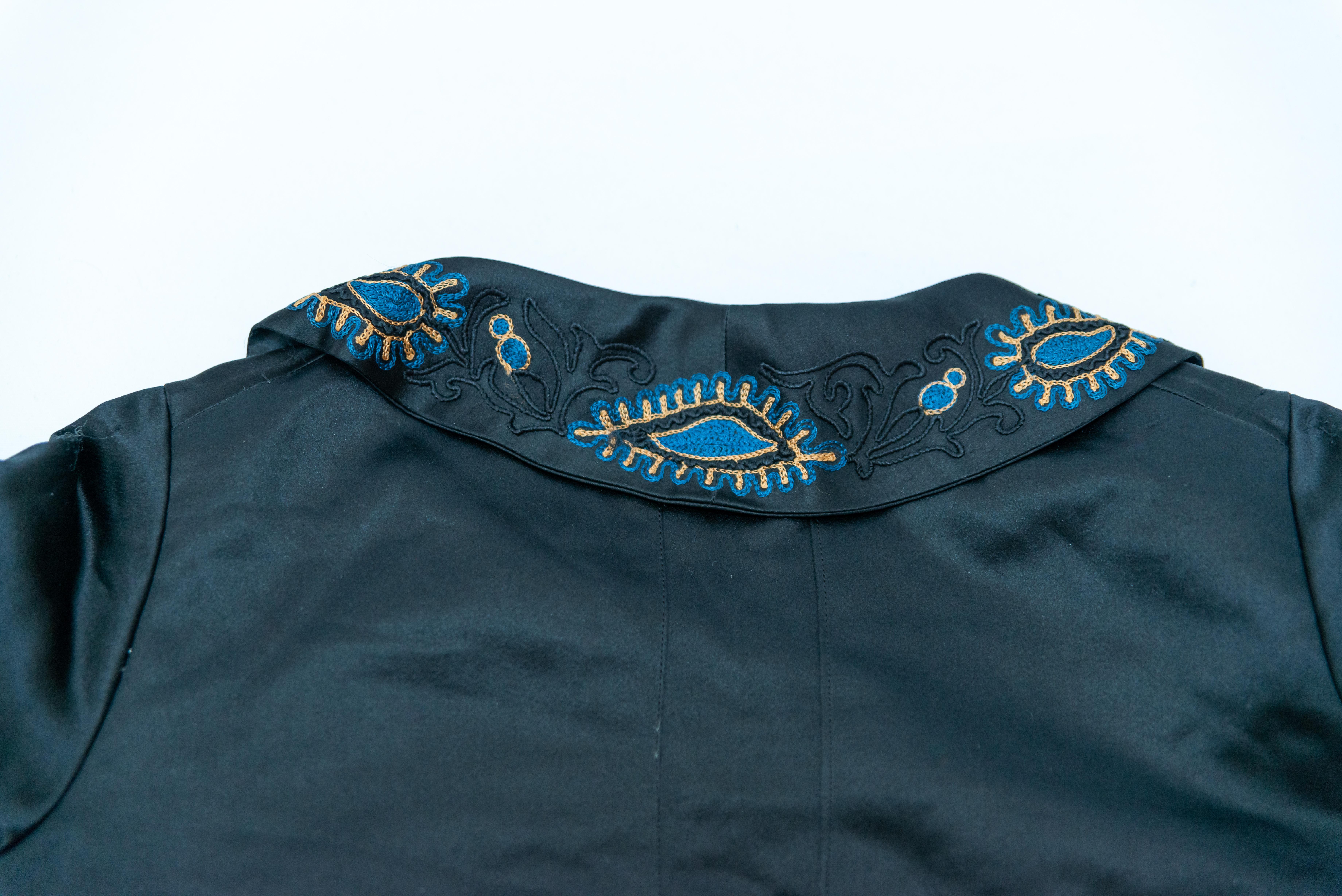Vintage 1920er Satin-Mantelkleid  mit blauen und goldenen Verzierungen im Angebot 2
