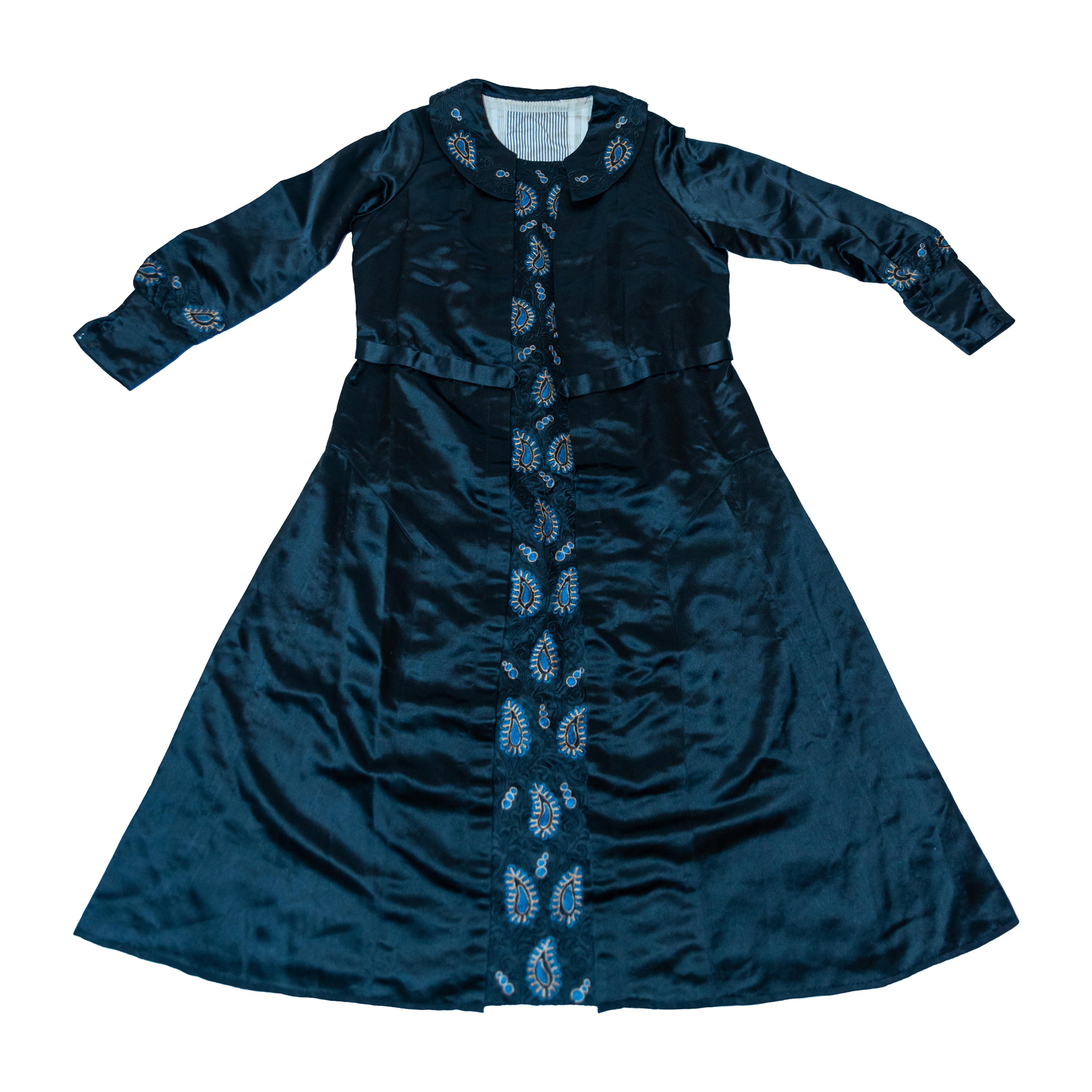 Vintage 1920er Satin-Mantelkleid  mit blauen und goldenen Verzierungen im Angebot