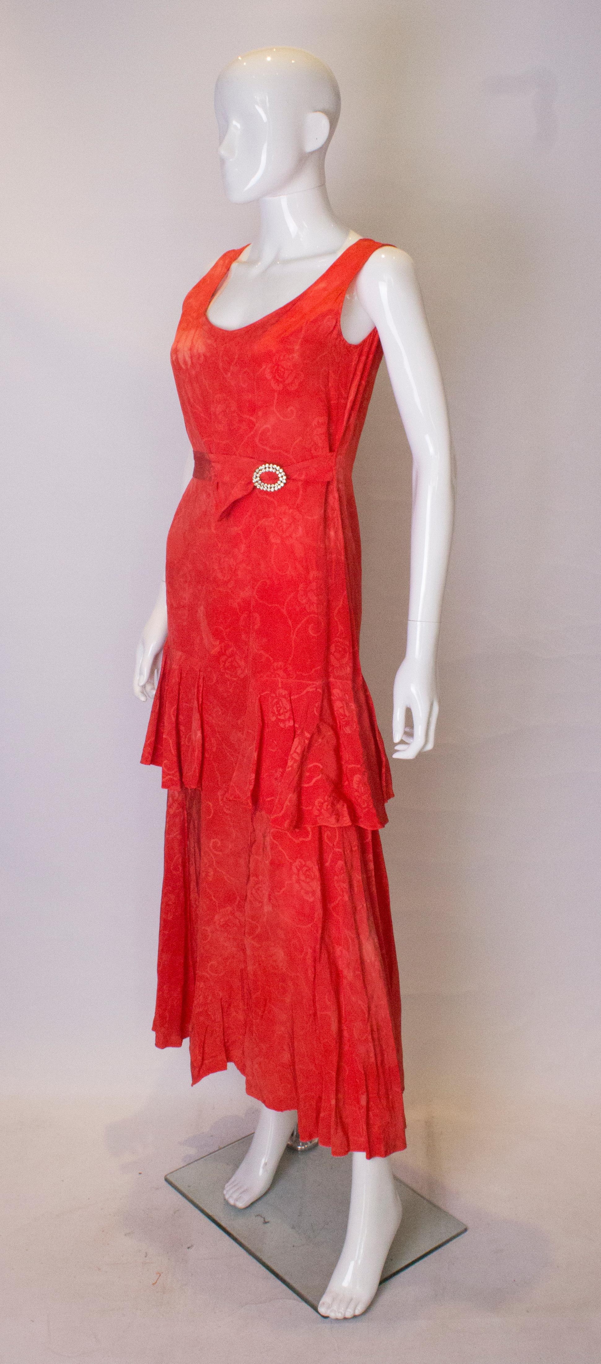 Vintage 1920er Seidenkleid mit dekorativem Gürtel (Rot) im Angebot