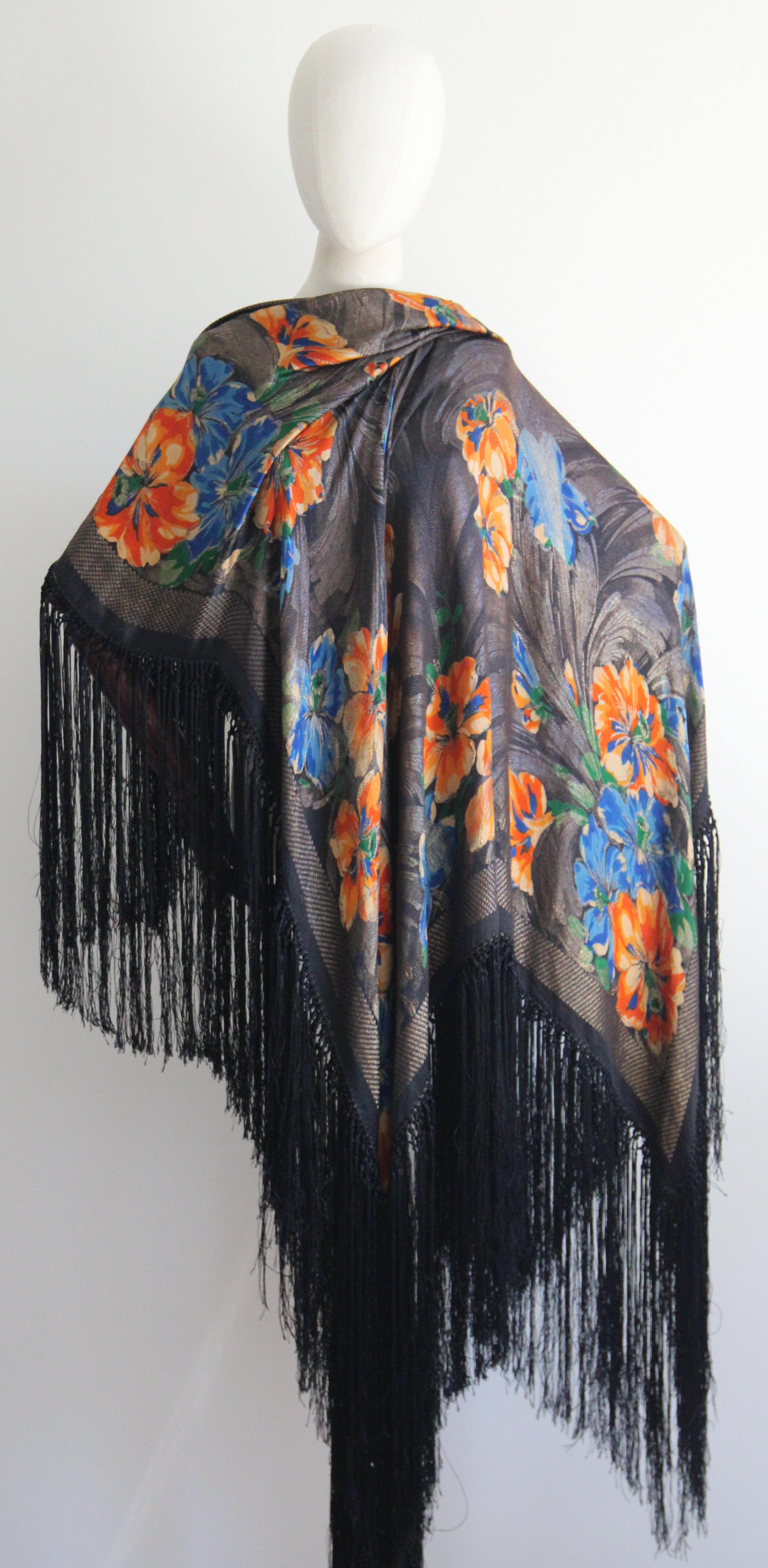 Vintage 1920's silk floral lamé shawl original 1920's fringed lamé piano shawl im Angebot 1