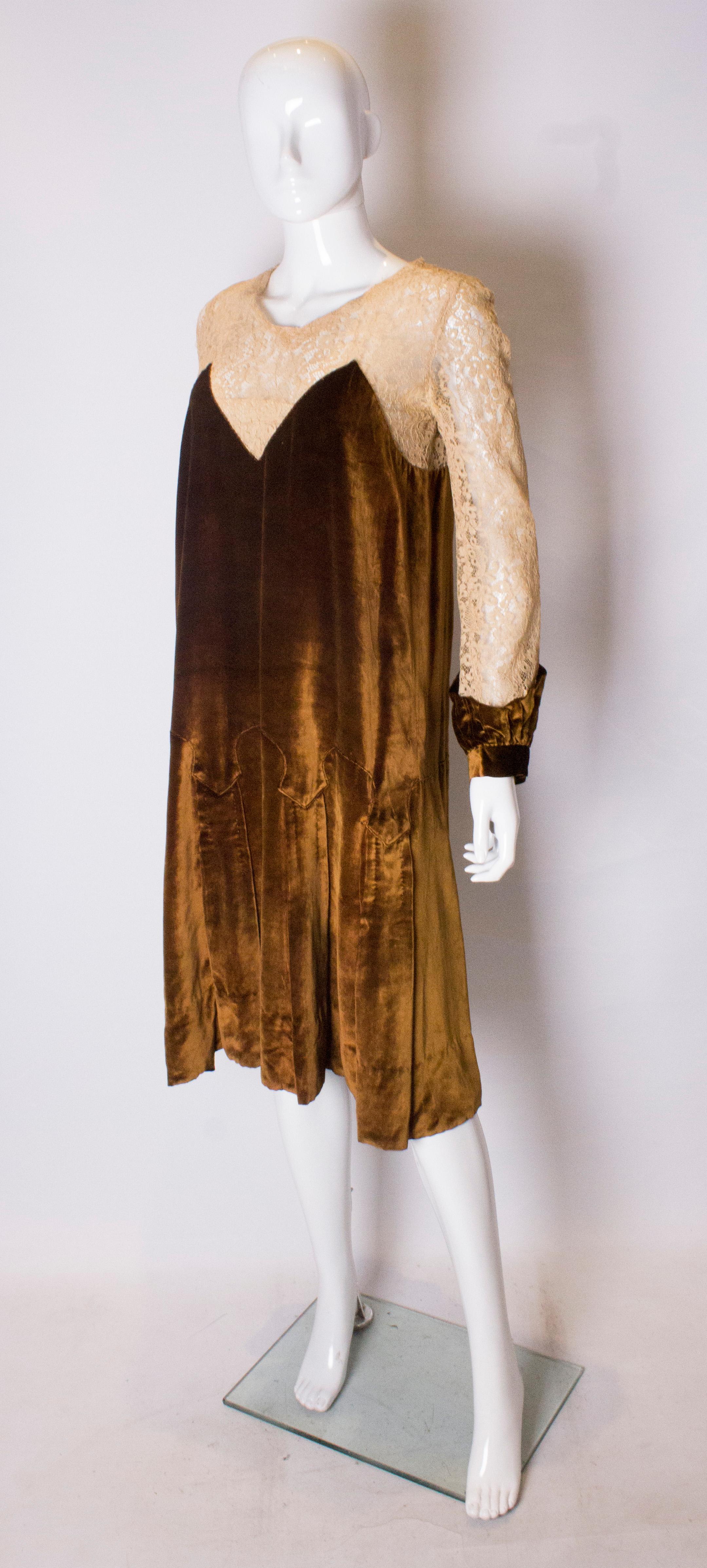 Marron Robe vintage en velours de soie et dentelle des années 1920 en vente