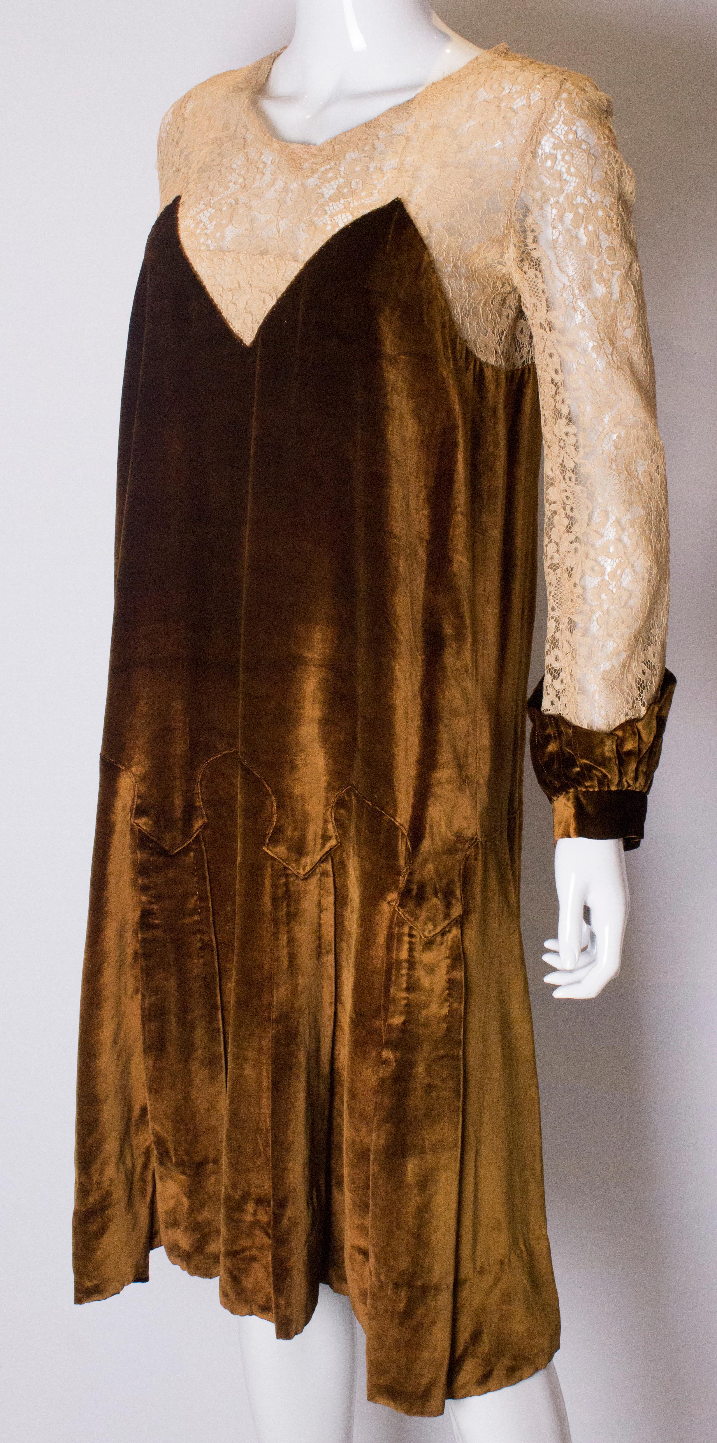 Robe vintage en velours de soie et dentelle des années 1920 Bon état - En vente à London, GB