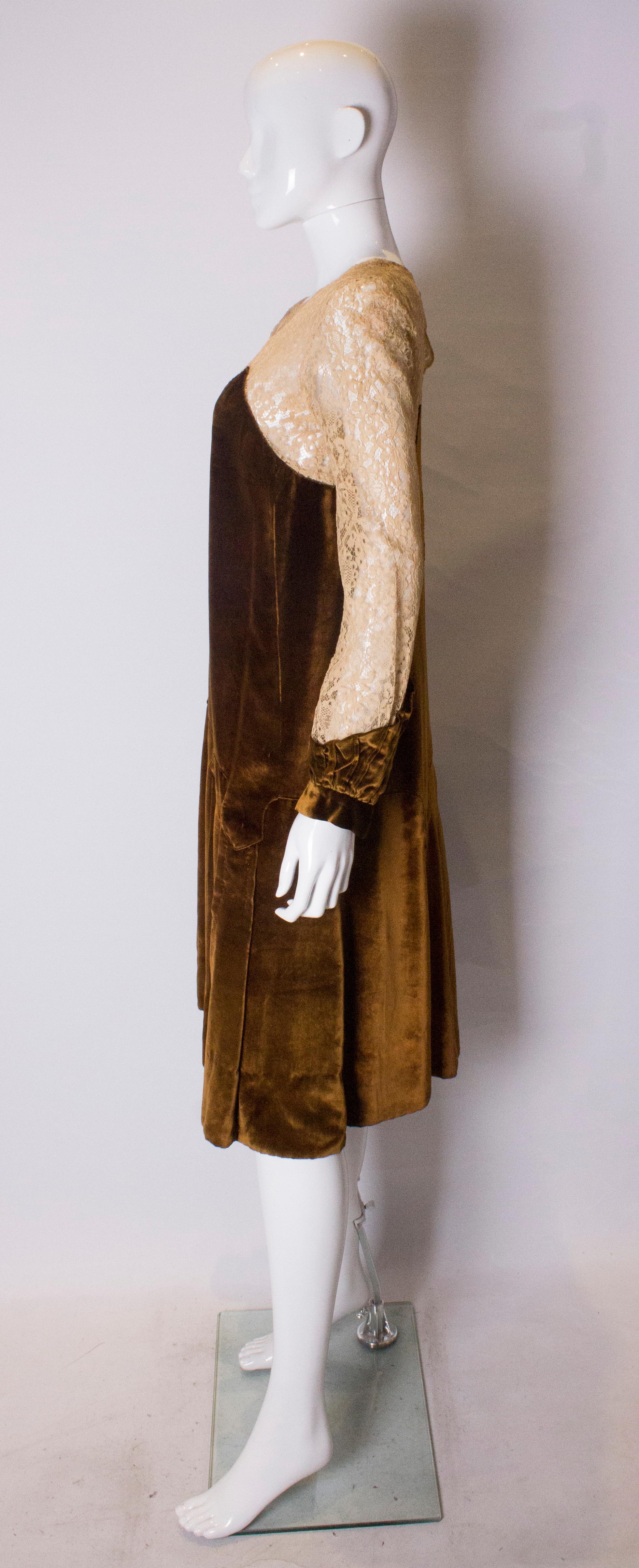 Robe vintage en velours de soie et dentelle des années 1920 Pour femmes en vente
