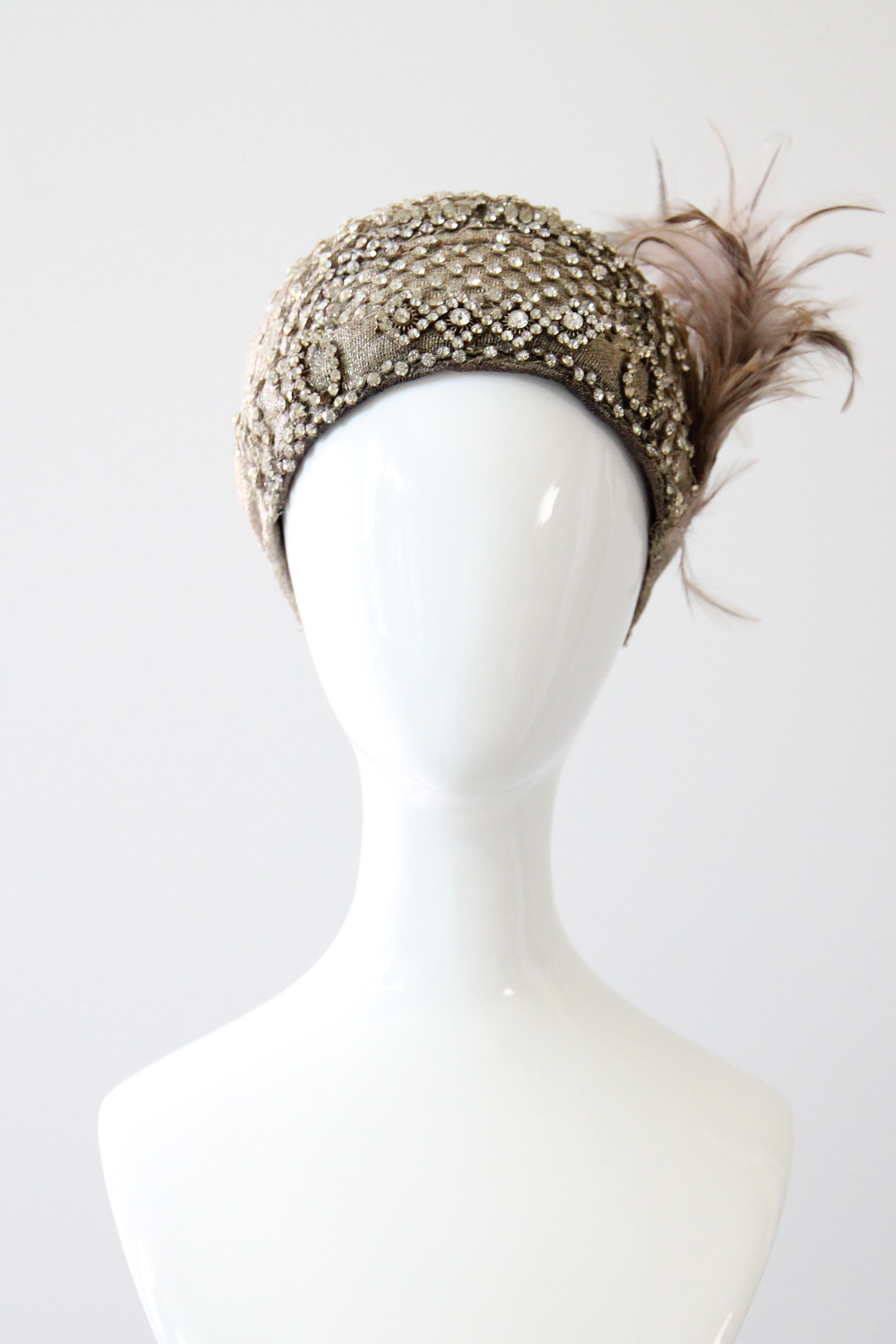 Argento Vintage A. Silver Cloche 1920 Cappello flapper anni '20 con strass e piume in vendita