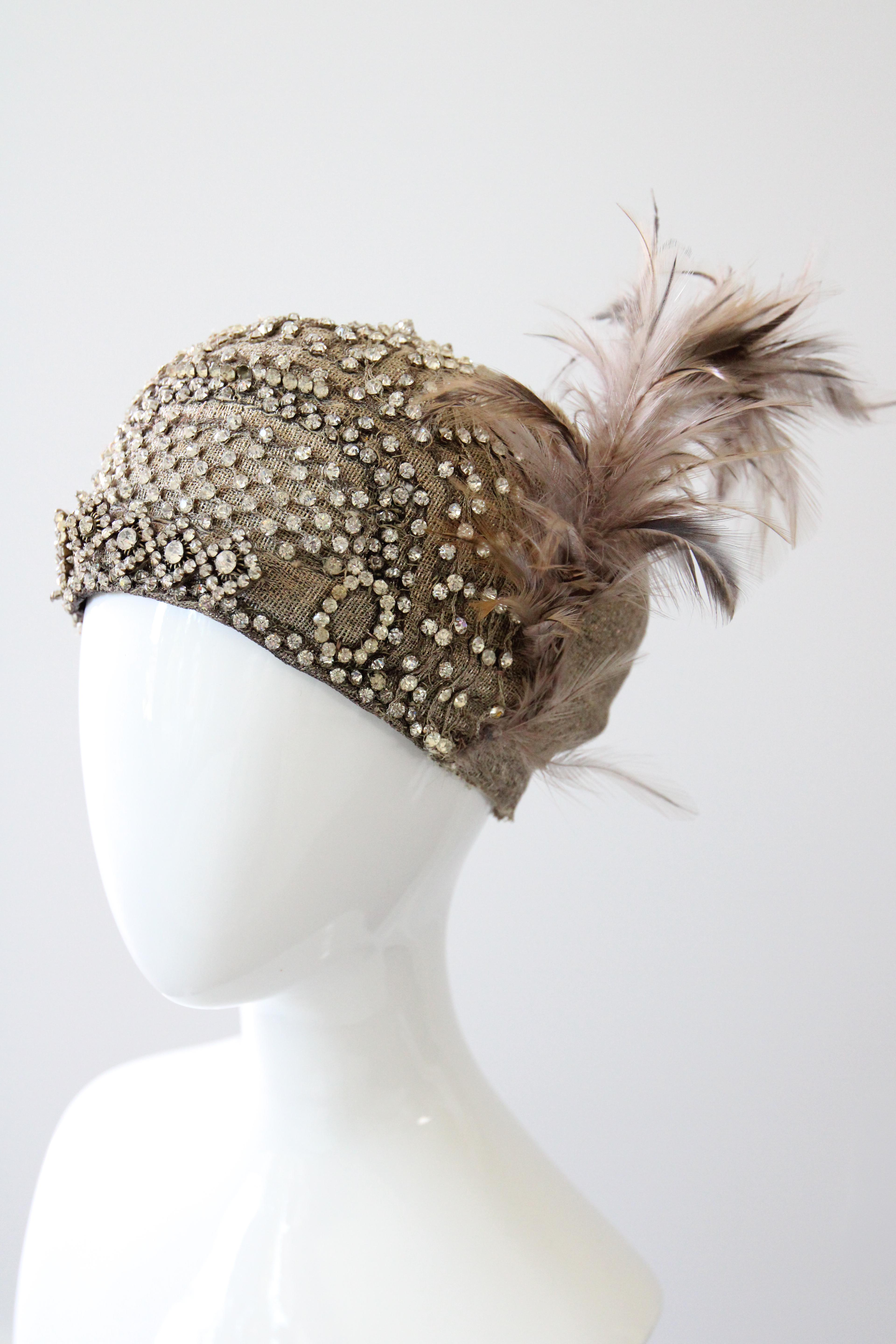 Vintage A. Silver Cloche 1920 Cappello flapper anni '20 con strass e piume In condizioni buone in vendita a Cheltenham, GB