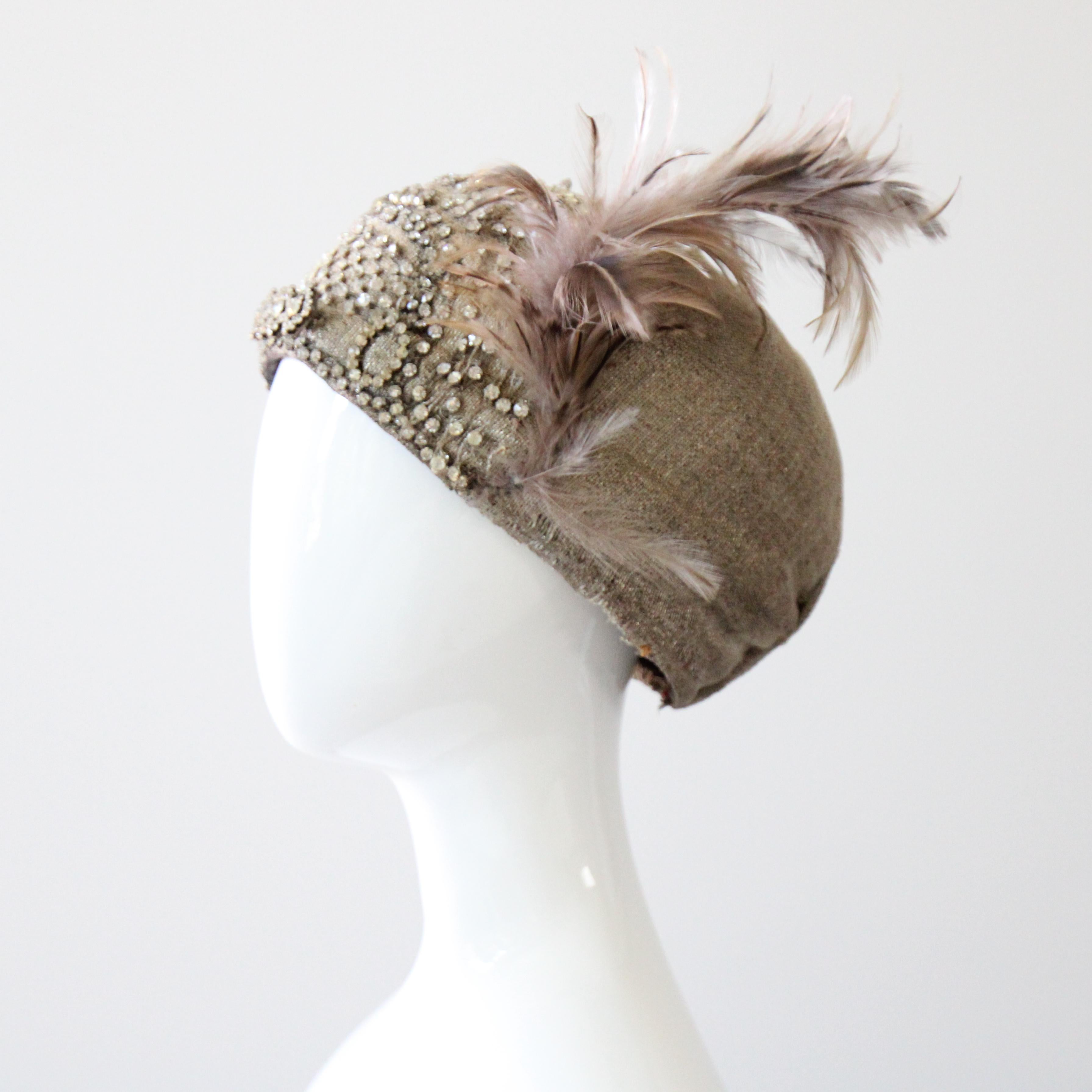 Vintage A. Silver Cloche 1920 Cappello flapper anni '20 con strass e piume in vendita 1