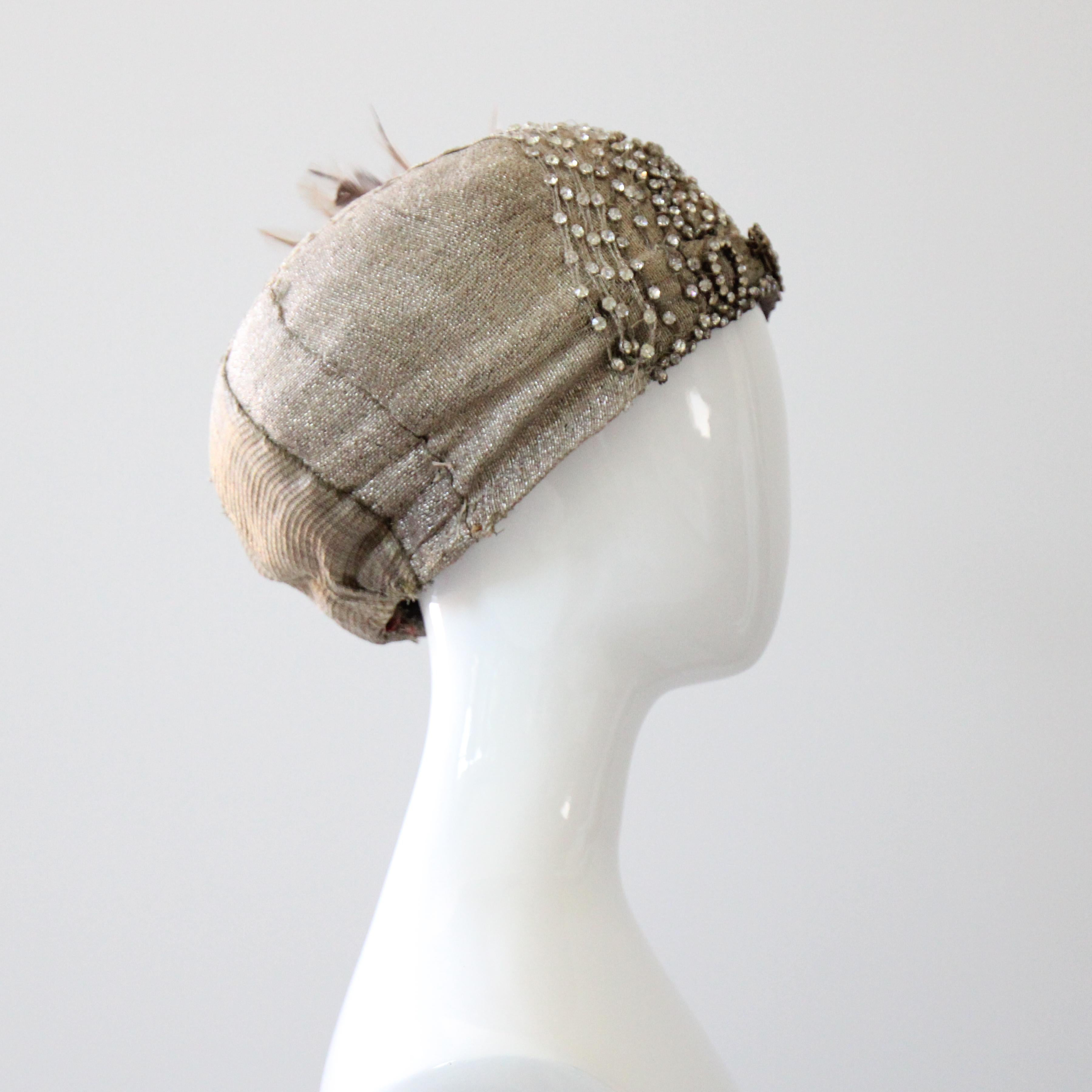 Vintage A. Silver Cloche 1920 Cappello flapper anni '20 con strass e piume in vendita 3