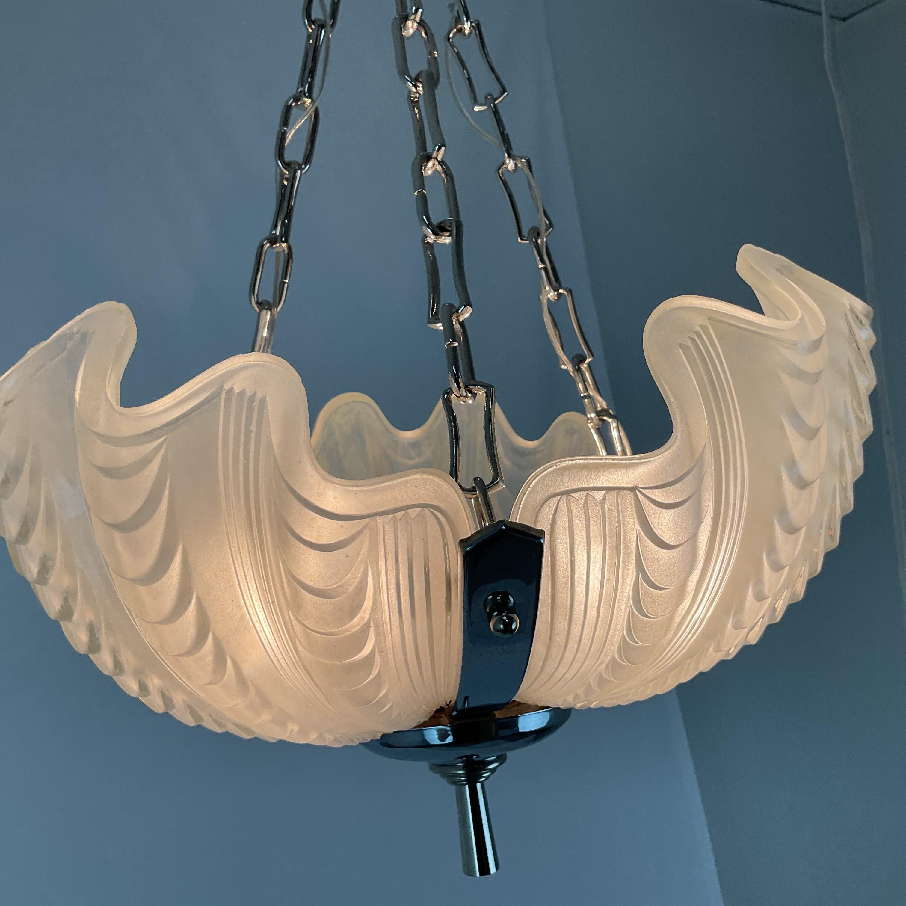Vintage 1920's Small Italian Deco Shell Pendant For Sale 2