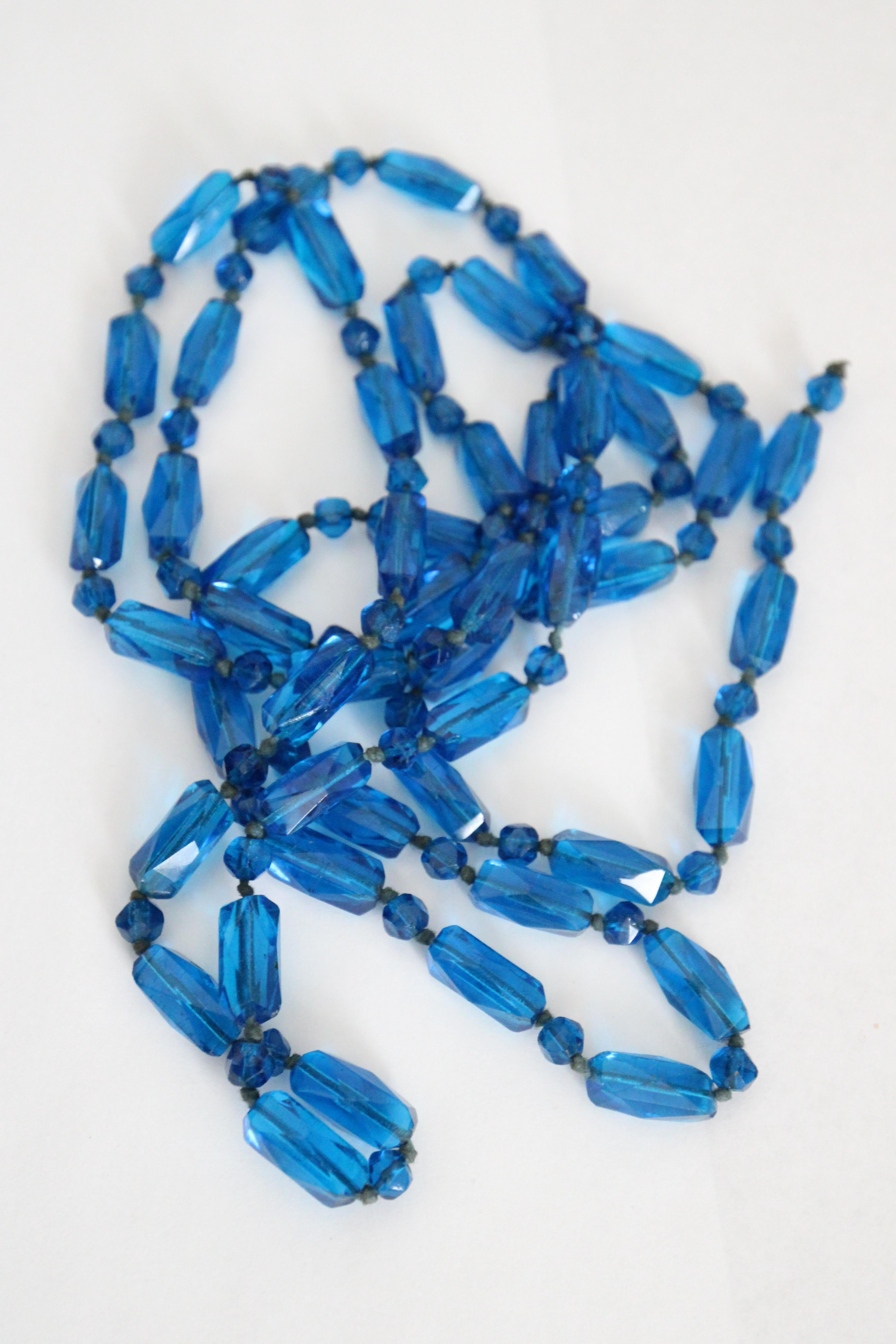 Women's or Men's Vintage 1920's Turquoise Glass Beaded Lariat Necklace Flapper Necklace Art Deco For Sale