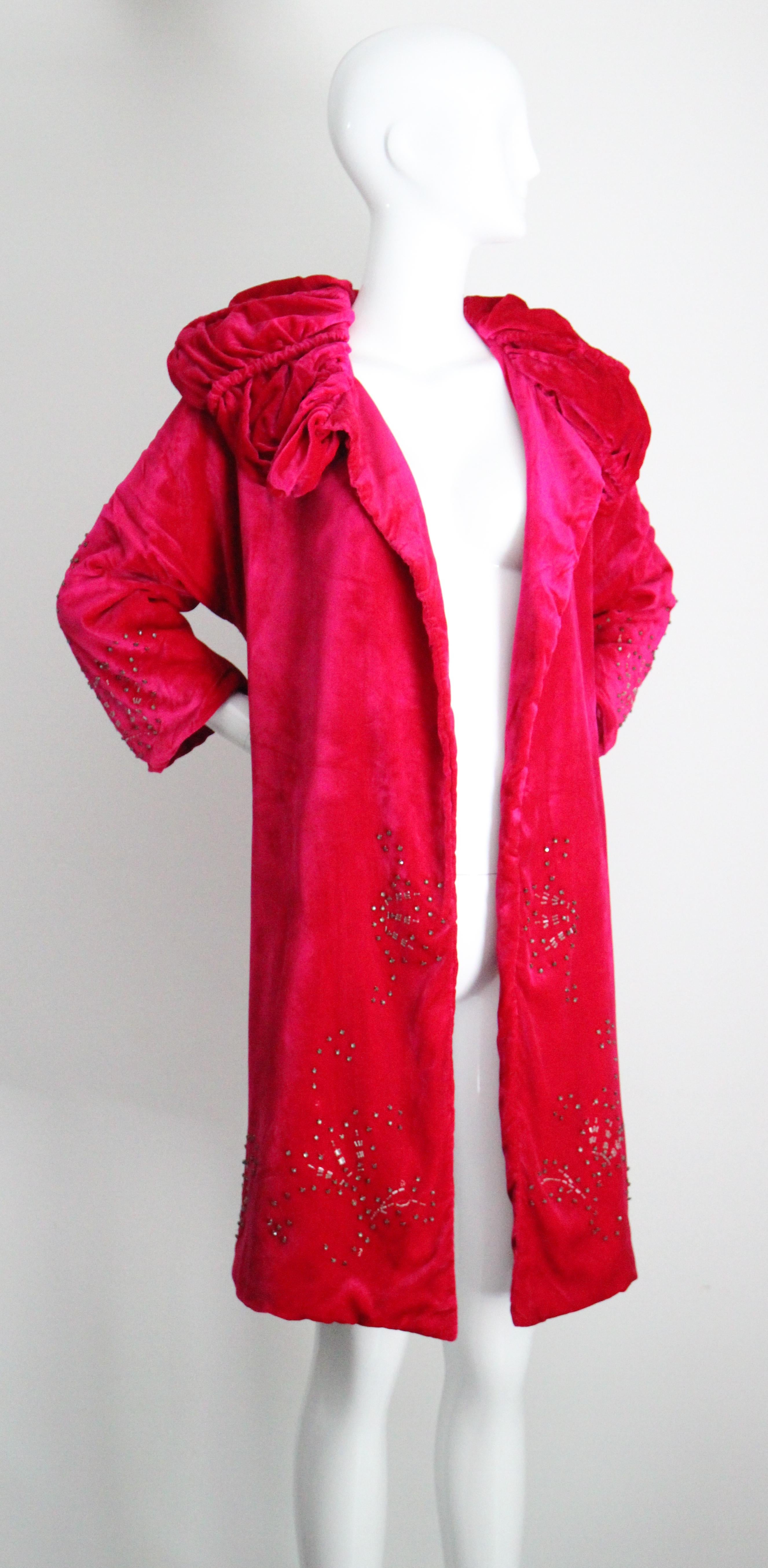 Vintage 1920er Jahre Samt Rosa Mantel 1920er Jahre Perlen Strass Samt Mantel UK 8 US 4 im Zustand „Gut“ im Angebot in Cheltenham, GB