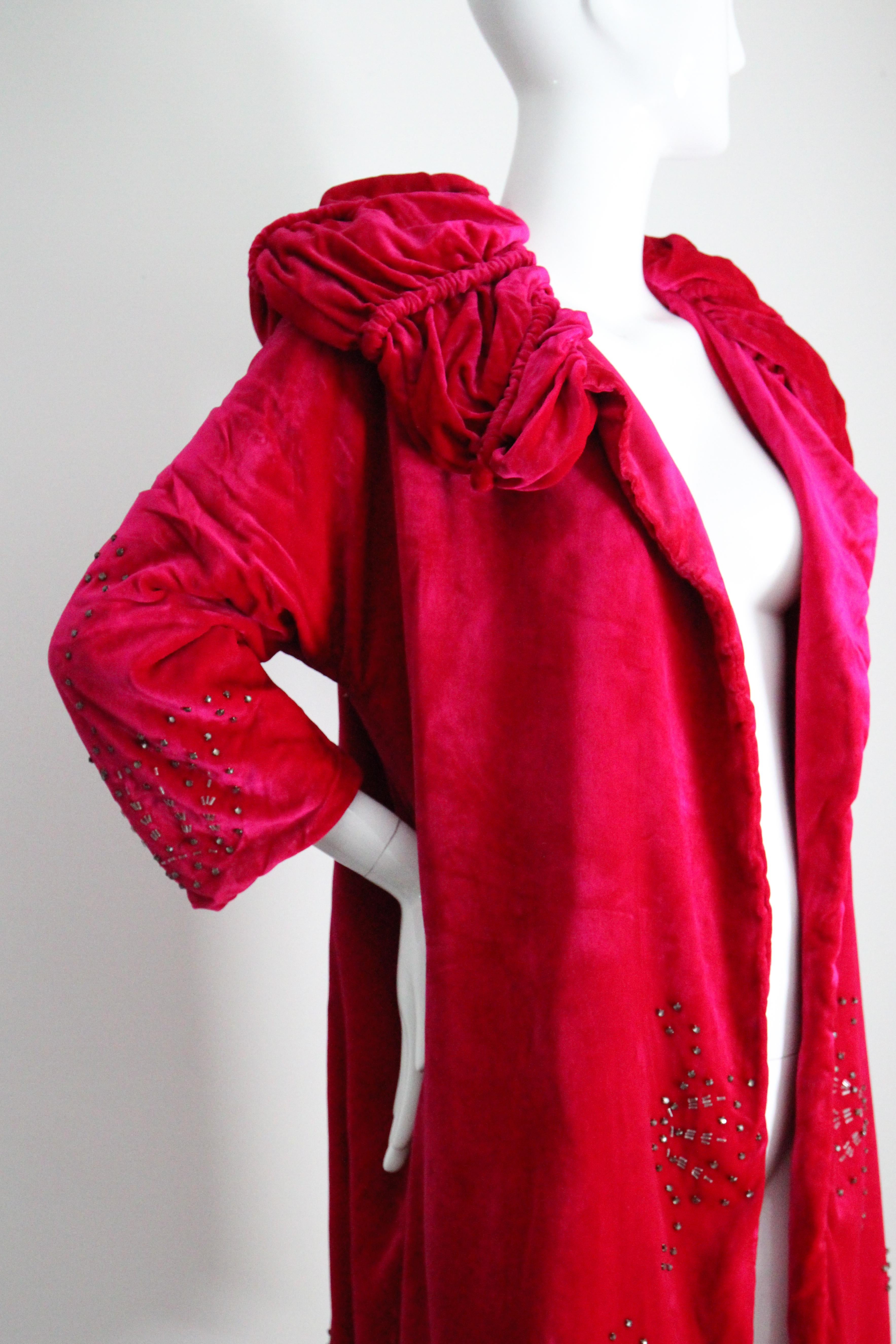 Vintage 1920er Jahre Samt Rosa Mantel 1920er Jahre Perlen Strass Samt Mantel UK 8 US 4 Damen im Angebot
