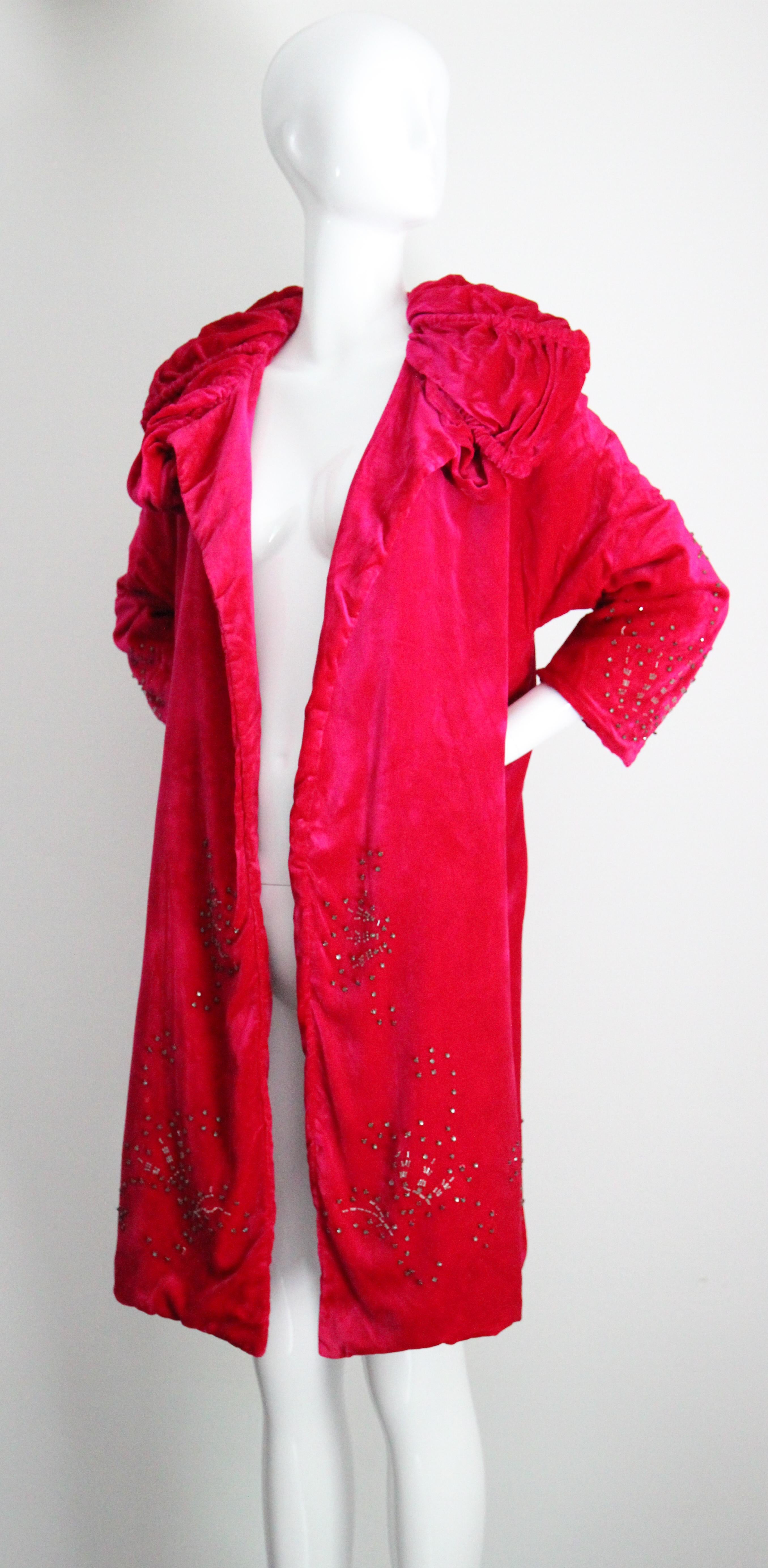 Vintage 1920er Jahre Samt Rosa Mantel 1920er Jahre Perlen Strass Samt Mantel UK 8 US 4 im Angebot 1