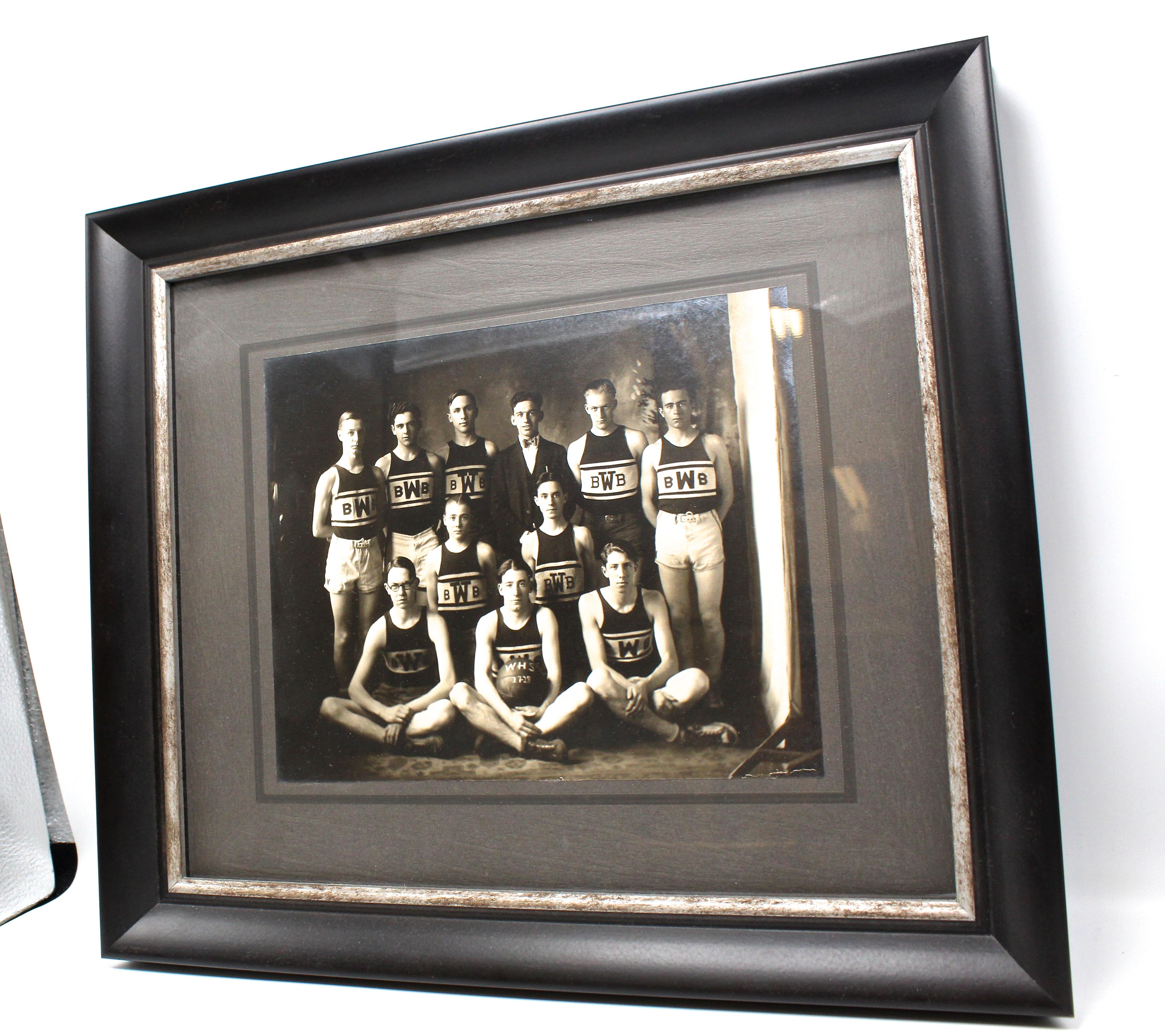Américain Vieille photo de l'équipe de basket-ball de W.H.S. datant des années 1920 en vente