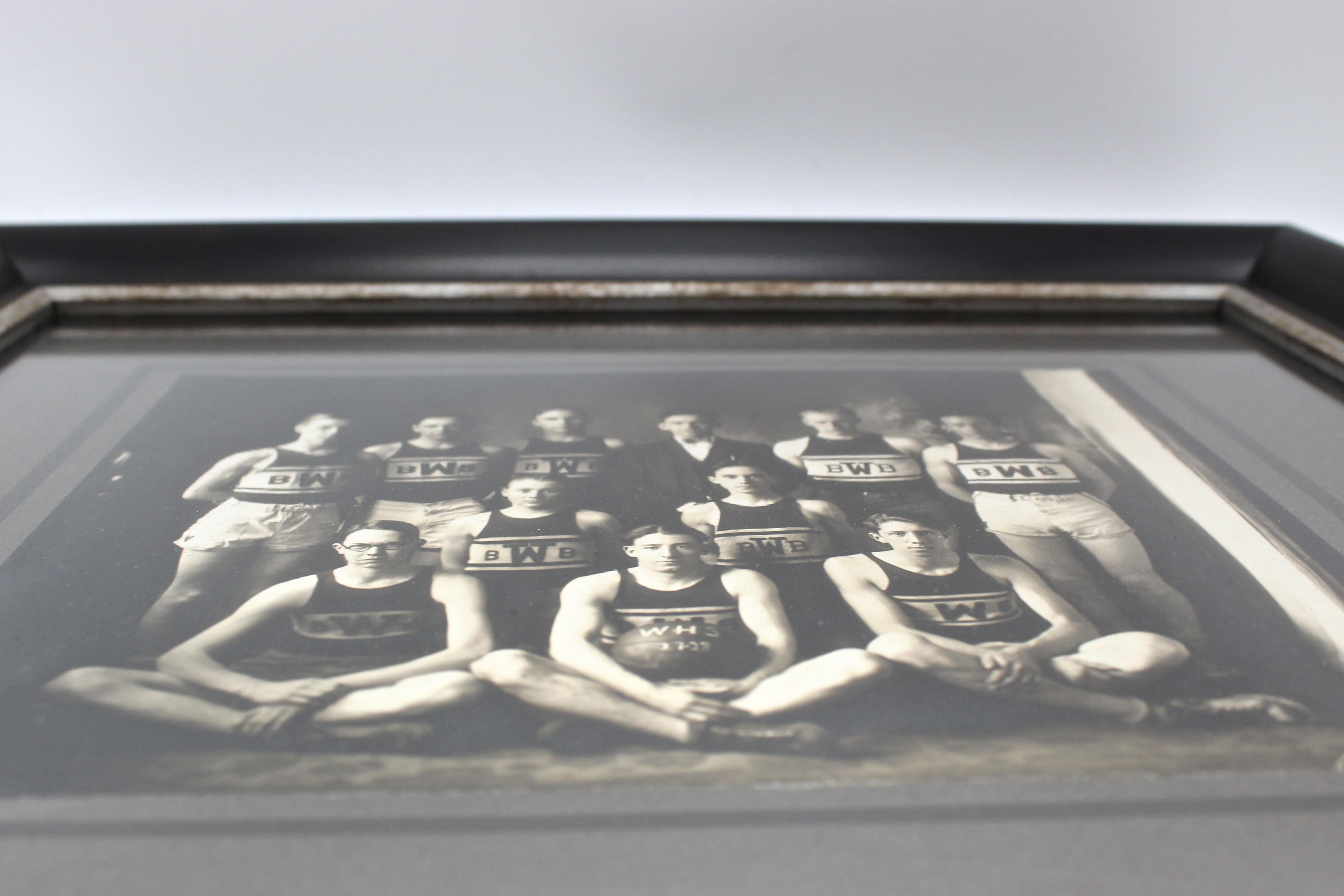 Vieille photo de l'équipe de basket-ball de W.H.S. datant des années 1920 Bon état - En vente à Colorado Springs, CO