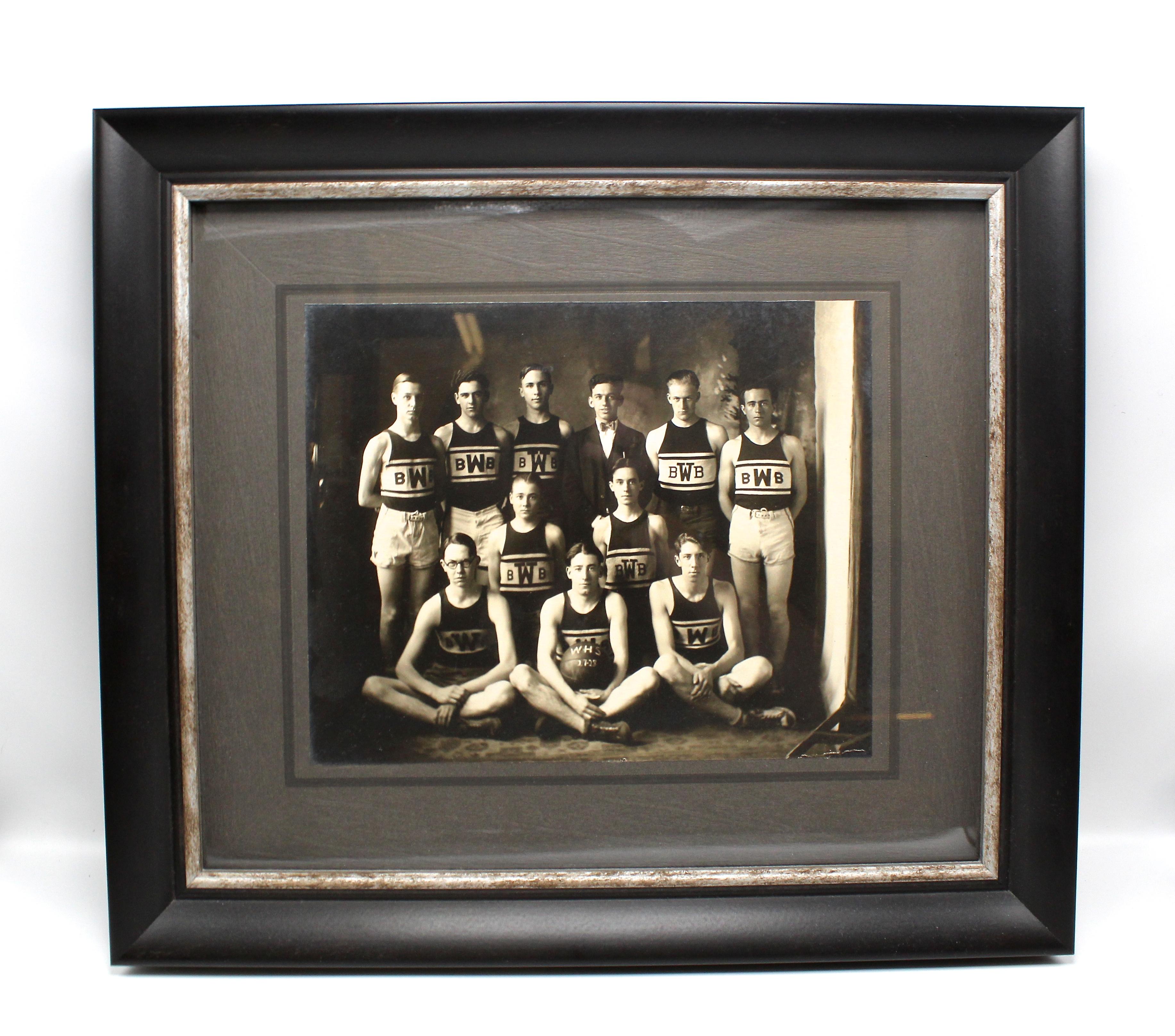 Début du 20ème siècle Vieille photo de l'équipe de basket-ball de W.H.S. datant des années 1920 en vente