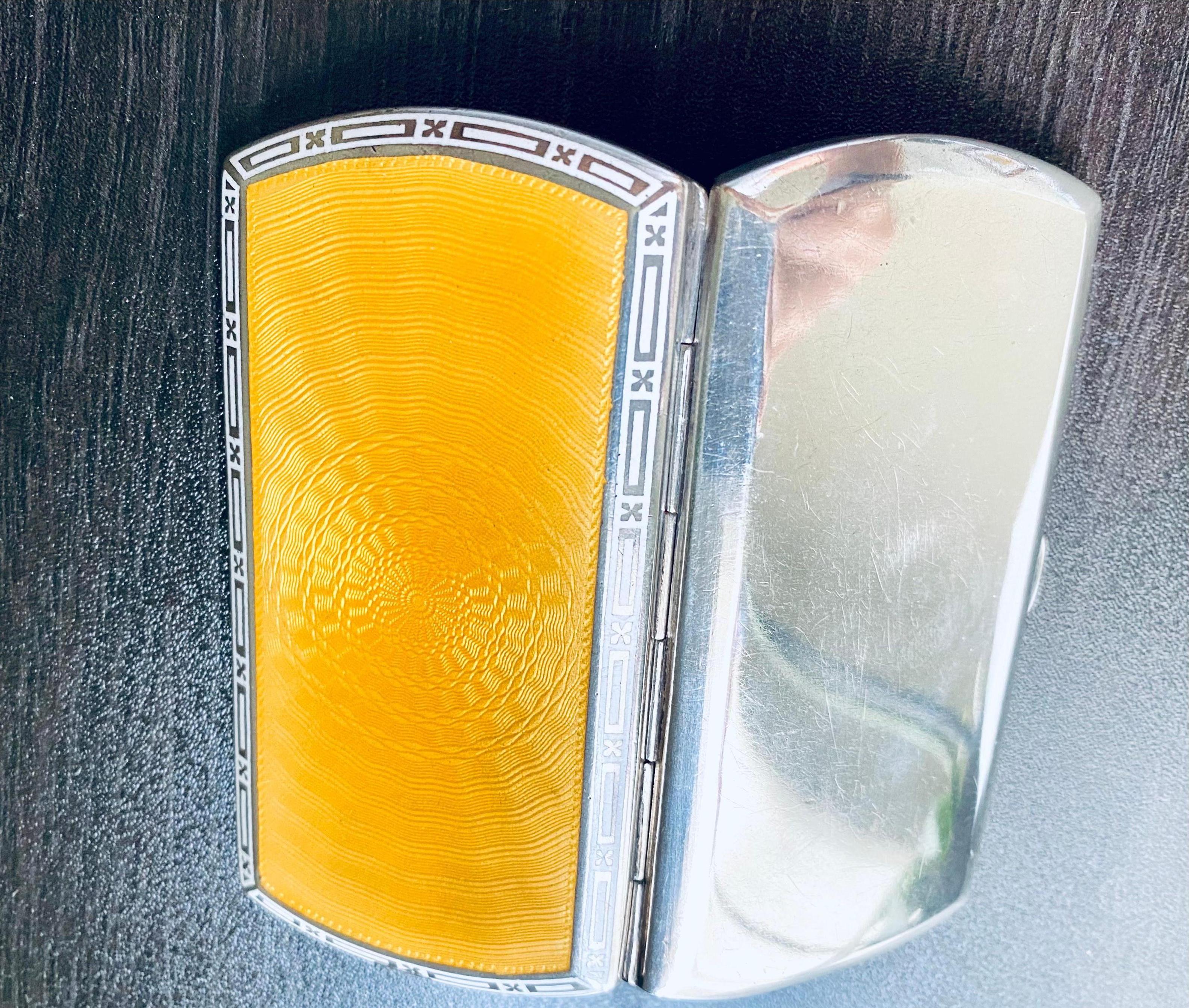 Vintage 1924 Pitillera de esmalte amarillo translúcido guilloché de plata 3,65 pulgadas en venta 1