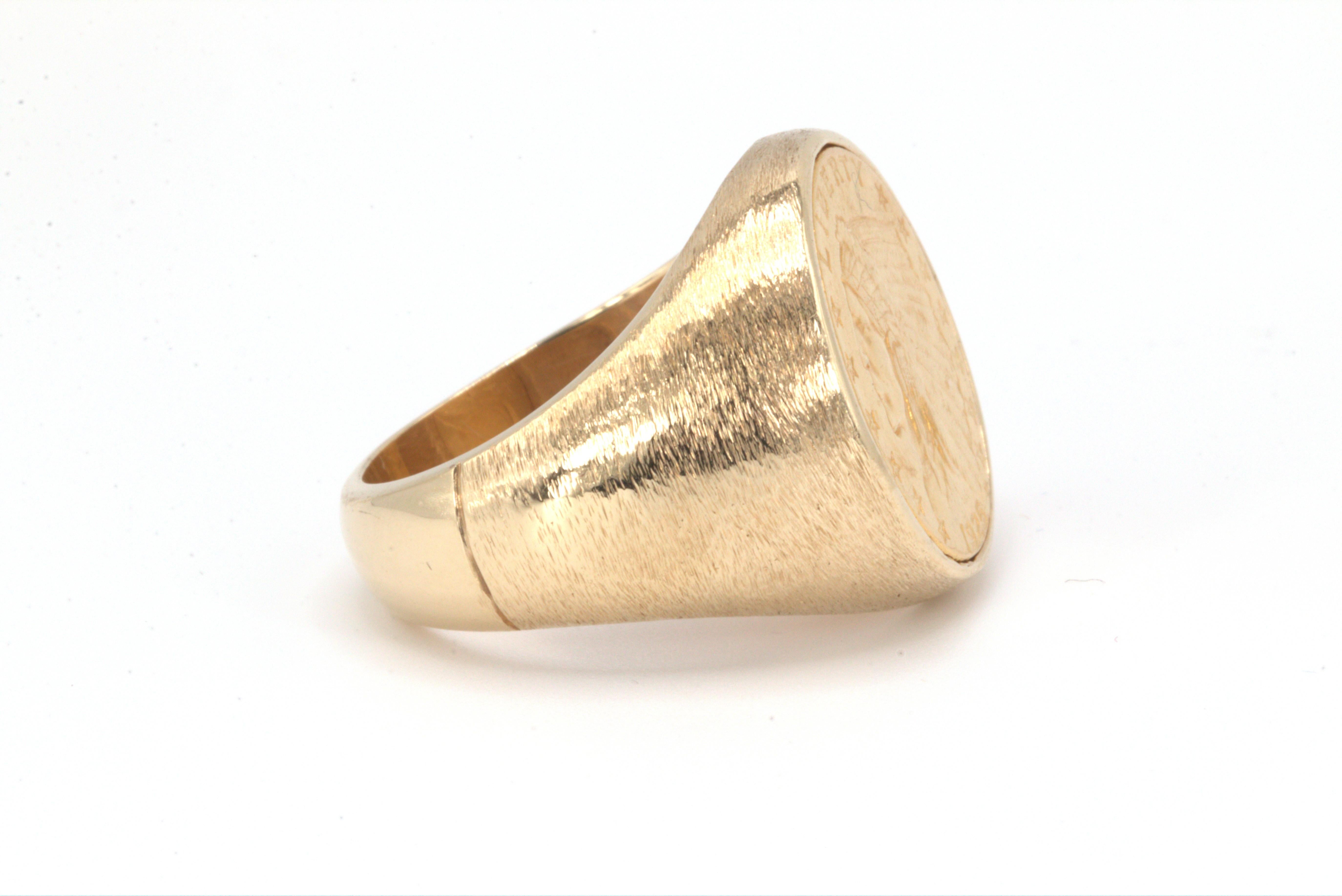 Moneta d'oro d'epoca 1925 Indian Head 2 ½ Dollar US 22k  in Anello in oro giallo 14K

Questo squisito anello Vintage By in oro giallo 14K presenta un'autentica moneta del 1925 degli Stati Uniti, Testa di Indiano da 2½ dollari, realizzata in oro