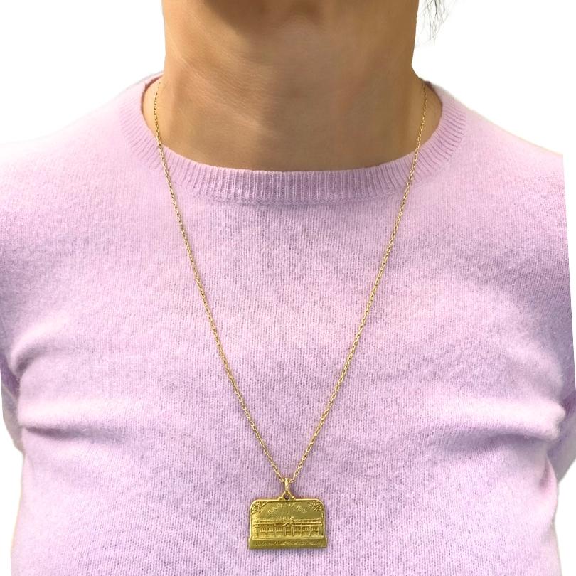 
MATERIALIEN: 14k Gold, 18k Gold 
Gewicht: Kette - 3,9 Gramm, Anhänger - 12,9 Gramm
Abmessungen: Anhänger - 1 3/16