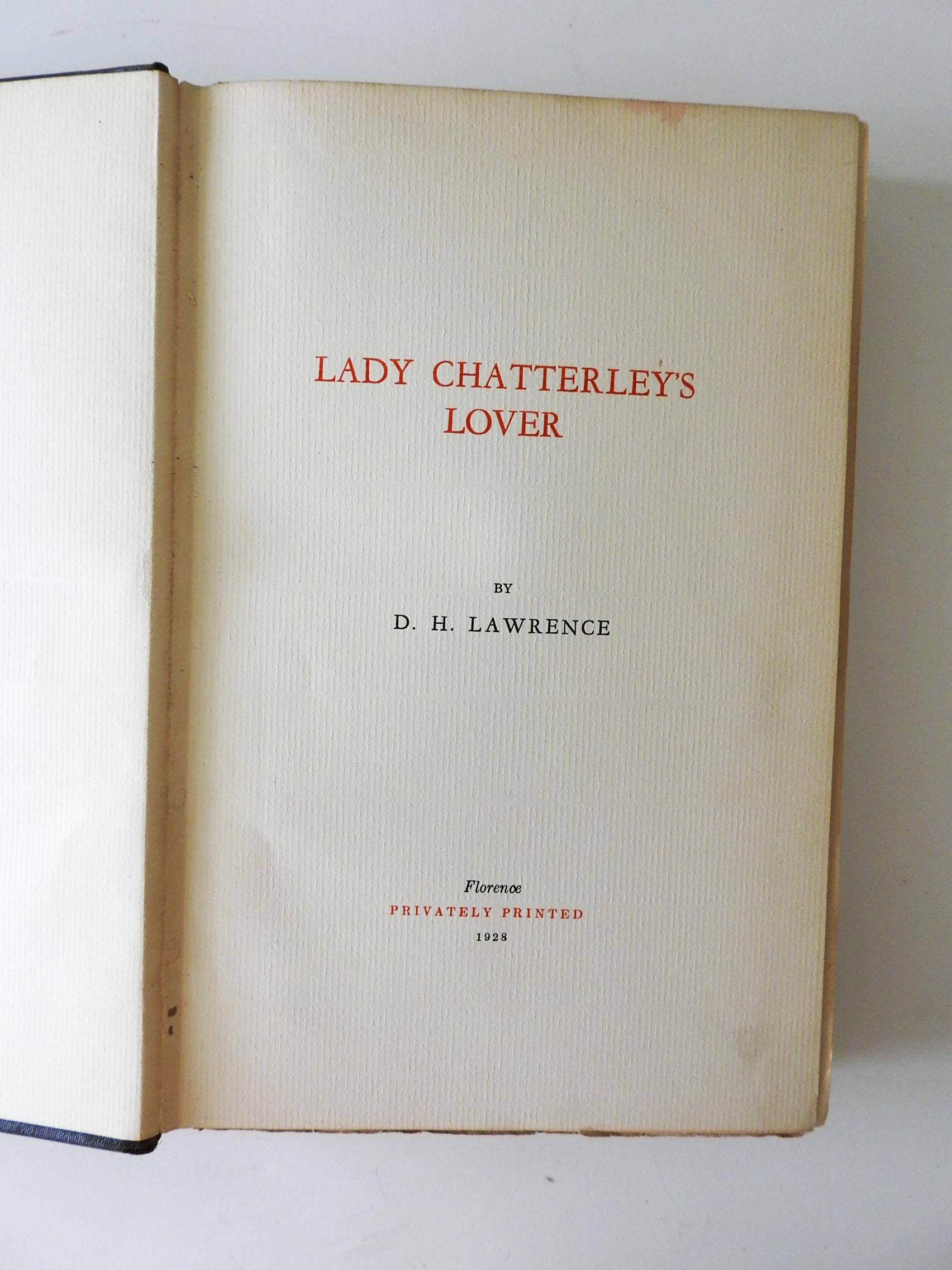 L'Amant de Lady Chatterley par D.H. Lawrence. Publié par Privately Printed , Florence, Italie, 1928 Une édition pirate précoce maintenant assez rare. Toile originale noire à motifs moirés avec une étiquette en papier sur le dos imprimée en rouge et