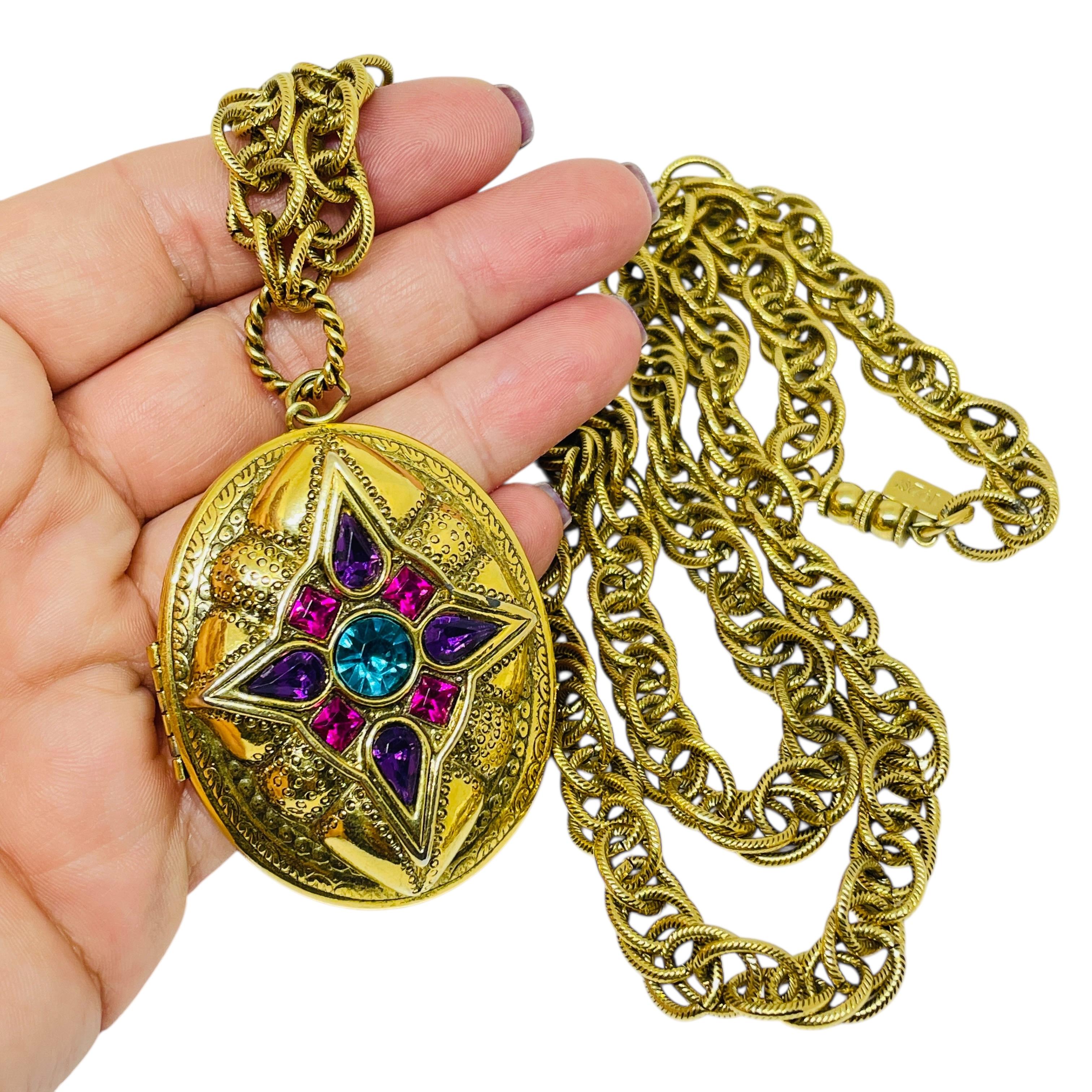 DETAILS

- • unterzeichnet 1928

- • goldfarben mit Strasssteinen

- • Vintage-Designer-Halskette
 
MASSNAHMEN  

- • CONDIT

- •  sehr guter Vintage-Zustand mit minimalen Gebrauchsspuren 

 Sku 55

❤️❤️   VINTAGE-DESIGNER-SCHMUCK   ❤️❤️

❤️❤️ 