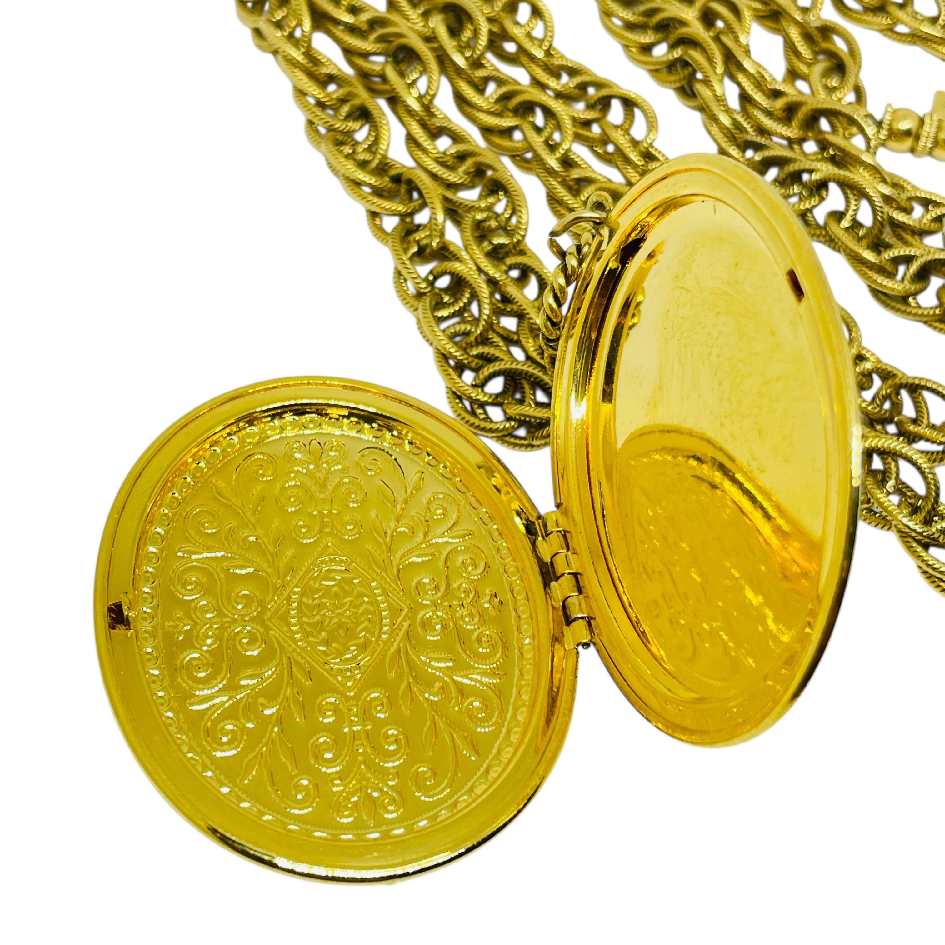 Vintage 1928 signiert Gold Ton Strass Designer Kette Medaillon Anhänger Halskette für Damen oder Herren im Angebot