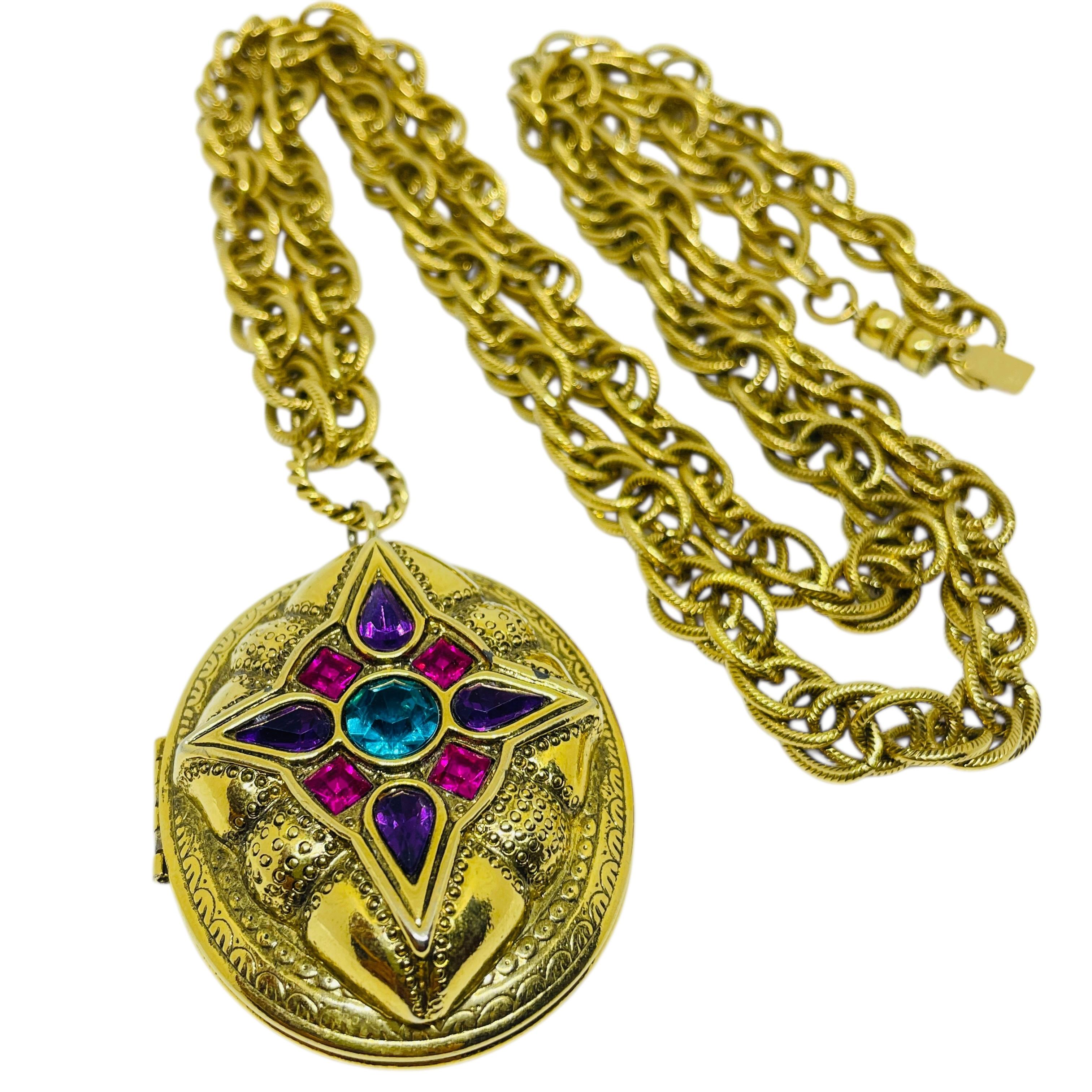 Vintage 1928 signiert Gold Ton Strass Designer Kette Medaillon Anhänger Halskette im Angebot 2