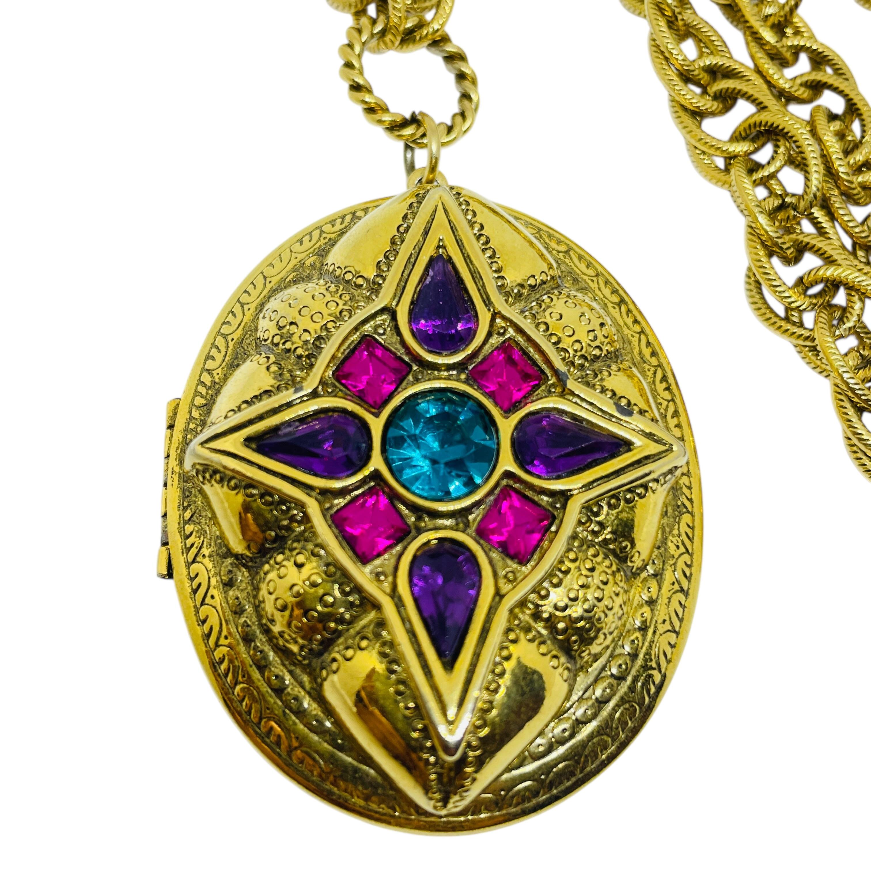 Vintage 1928 signiert Gold Ton Strass Designer Kette Medaillon Anhänger Halskette im Angebot 3