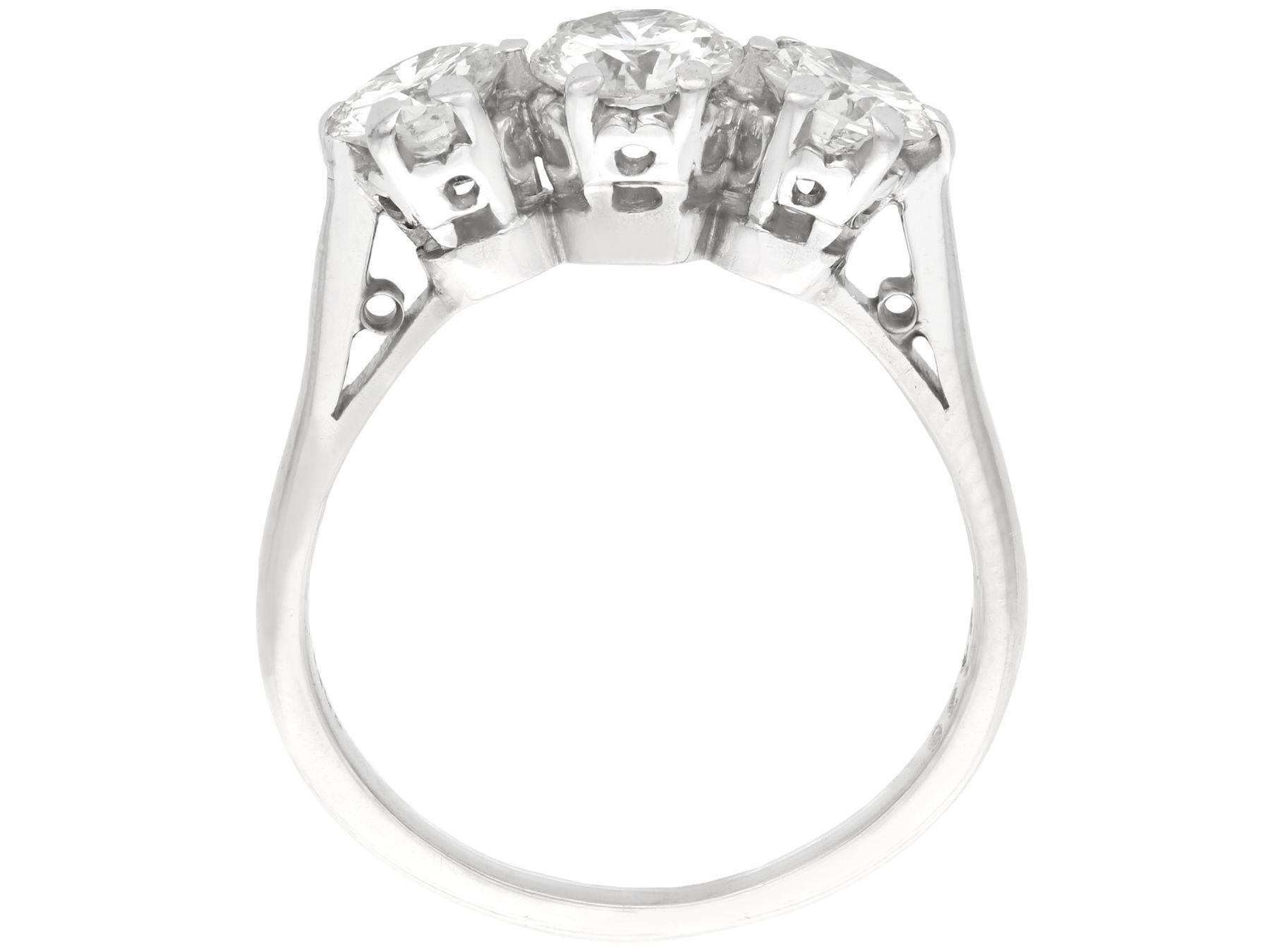 Bague de fiançailles vintage trilogie en or blanc et diamants de 1,93 carat Pour femmes en vente