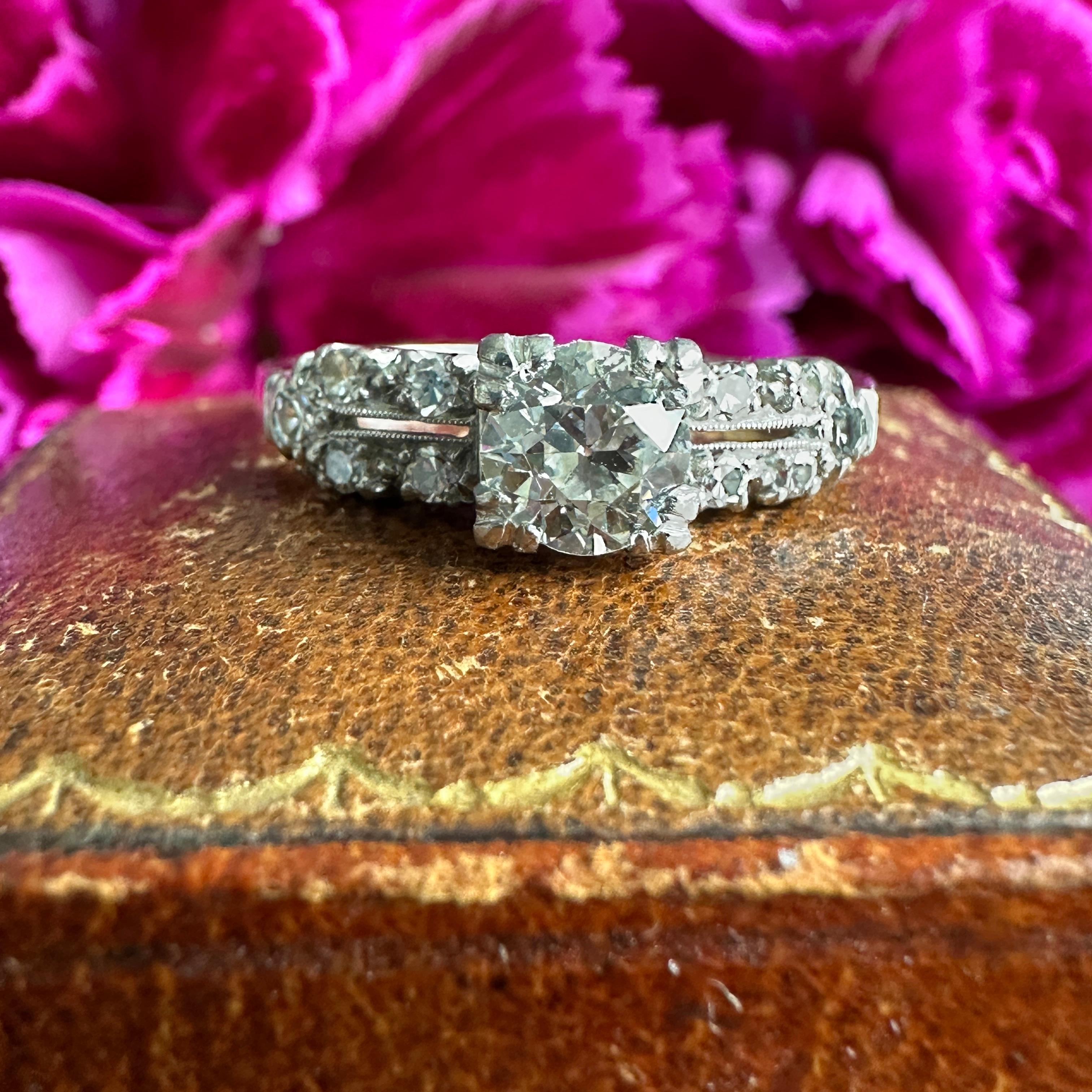 Detalles:
Precioso anillo clásico de platino de los años 30-40 con un diamante de talla europea, ¡un precioso diamante natural con una talla antigua y dulce! Lleno de chispa y brillo, ¡los hombros de doble banda con 10 diamantes de este anillo dan