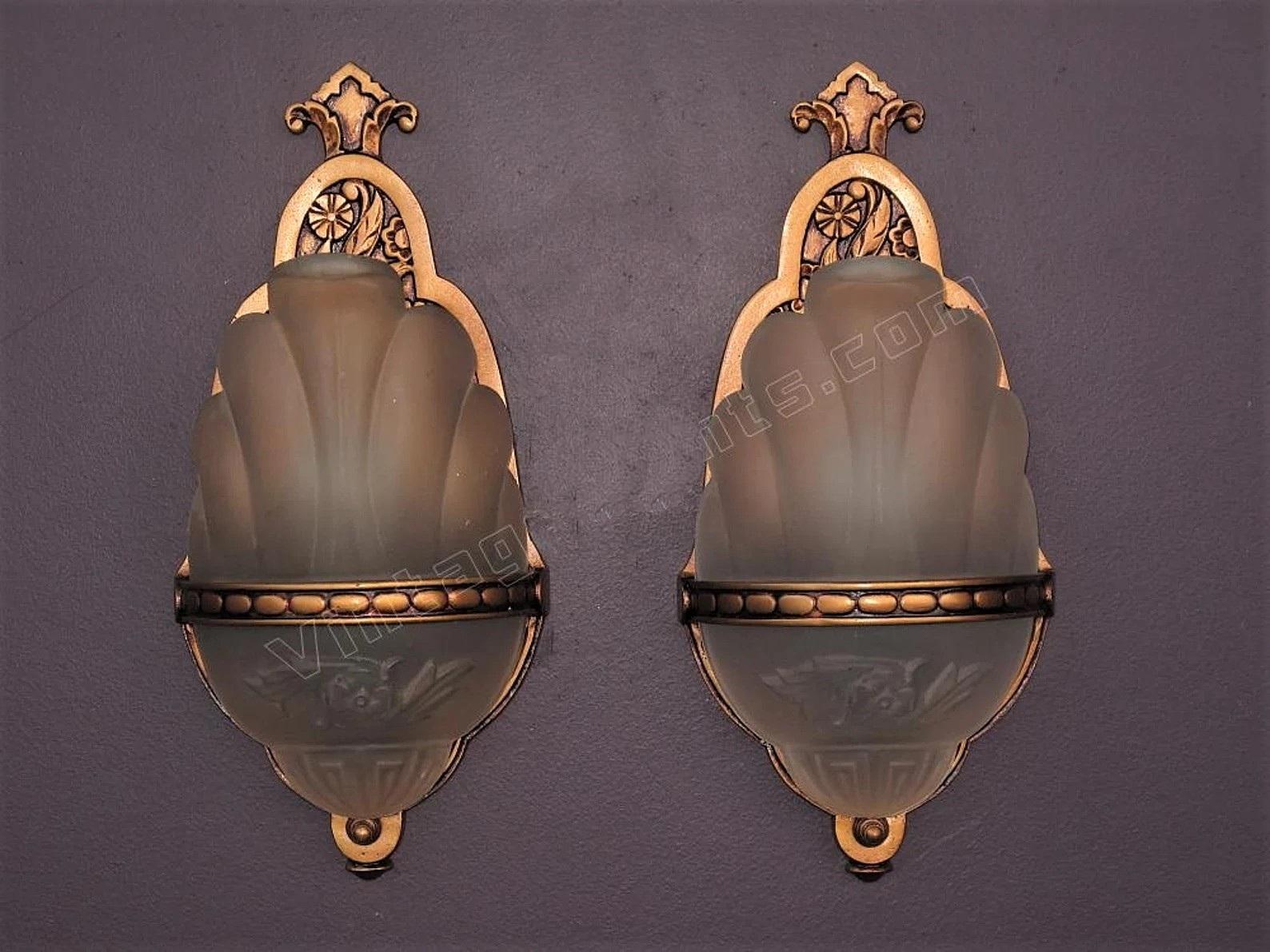 Prezzo per coppia 
Prodotte tra la fine degli anni '20 e la fine degli anni '30, queste lampade da parete vintage con cornice in alluminio con paralume a scorrimento sono state rifinite in base a uno schema di colori originale chiamato Sunset