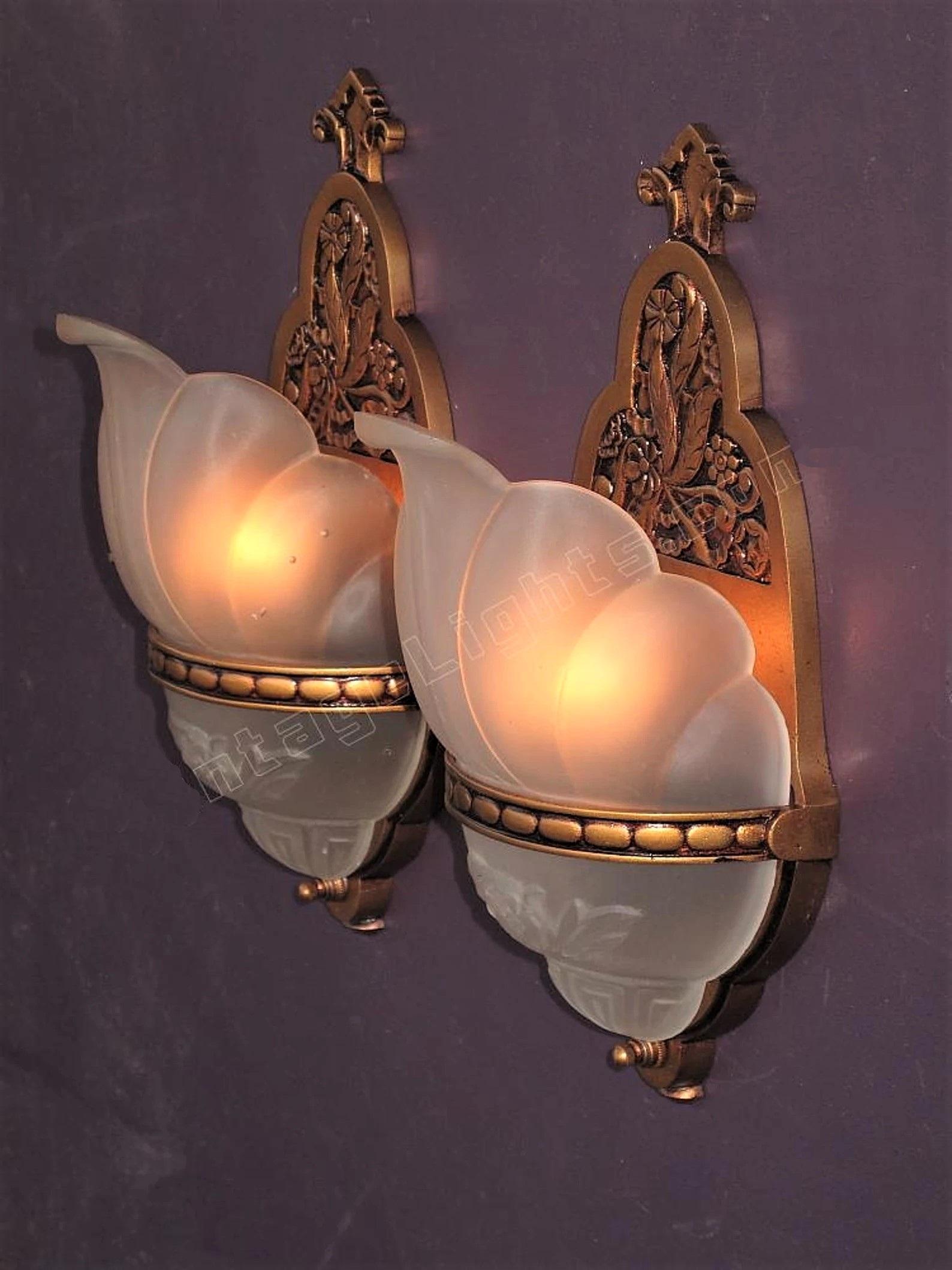 Mid-Century moderno Vintage By 1930 Coppia di lampade con paralume a scorrimento con fascia porta paralume in perline in vendita
