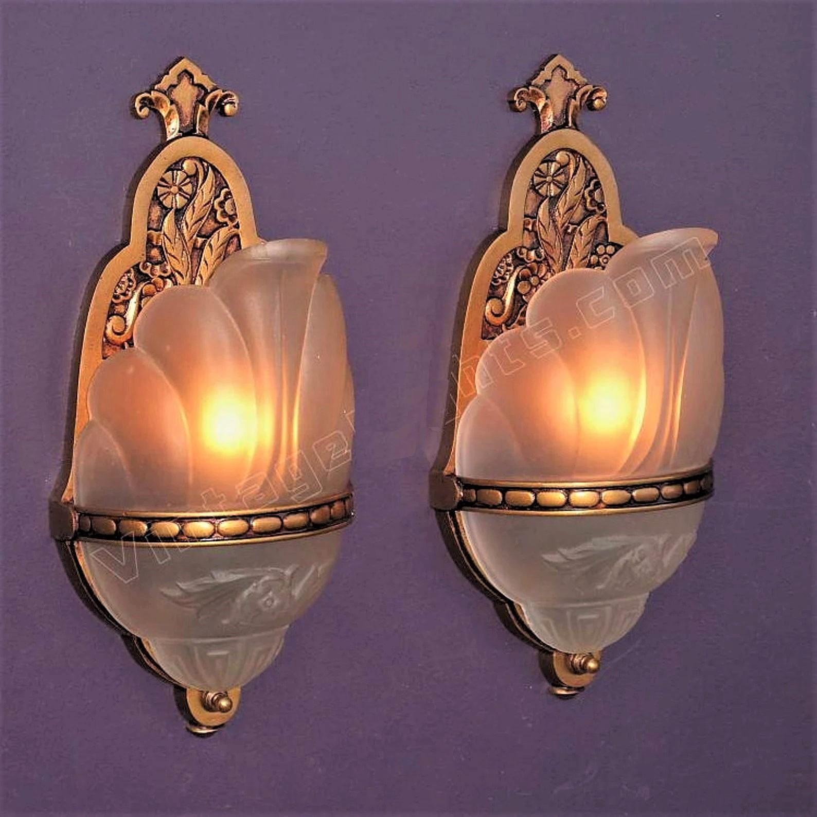 Dipinto Vintage By 1930 Coppia di lampade con paralume a scorrimento con fascia porta paralume in perline in vendita