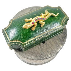 Broche lézard en or 18ct, émeraude et rubis des années 1930