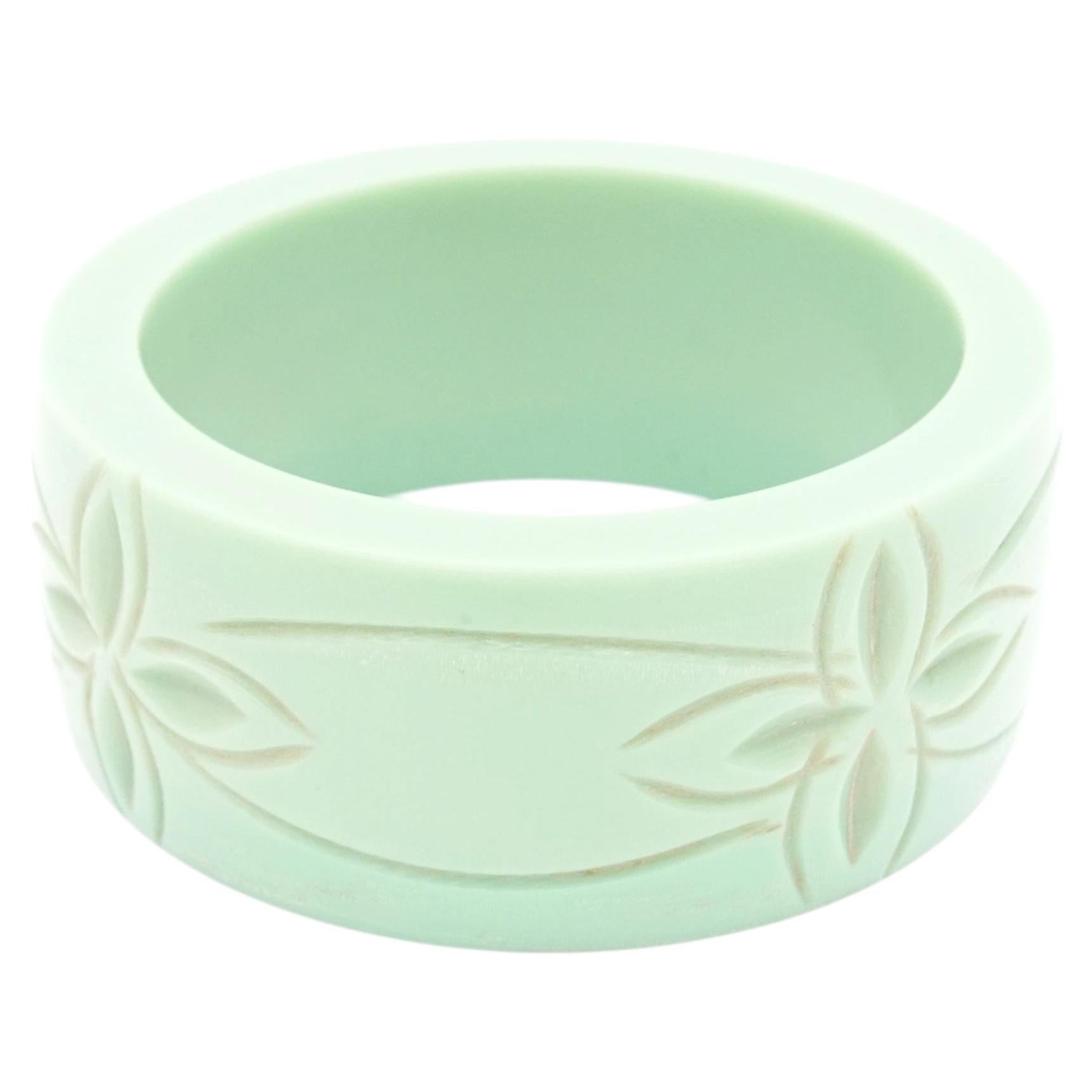 Vintage 1930s-1950s Carved Mint Green Bakelite Bangle en vente