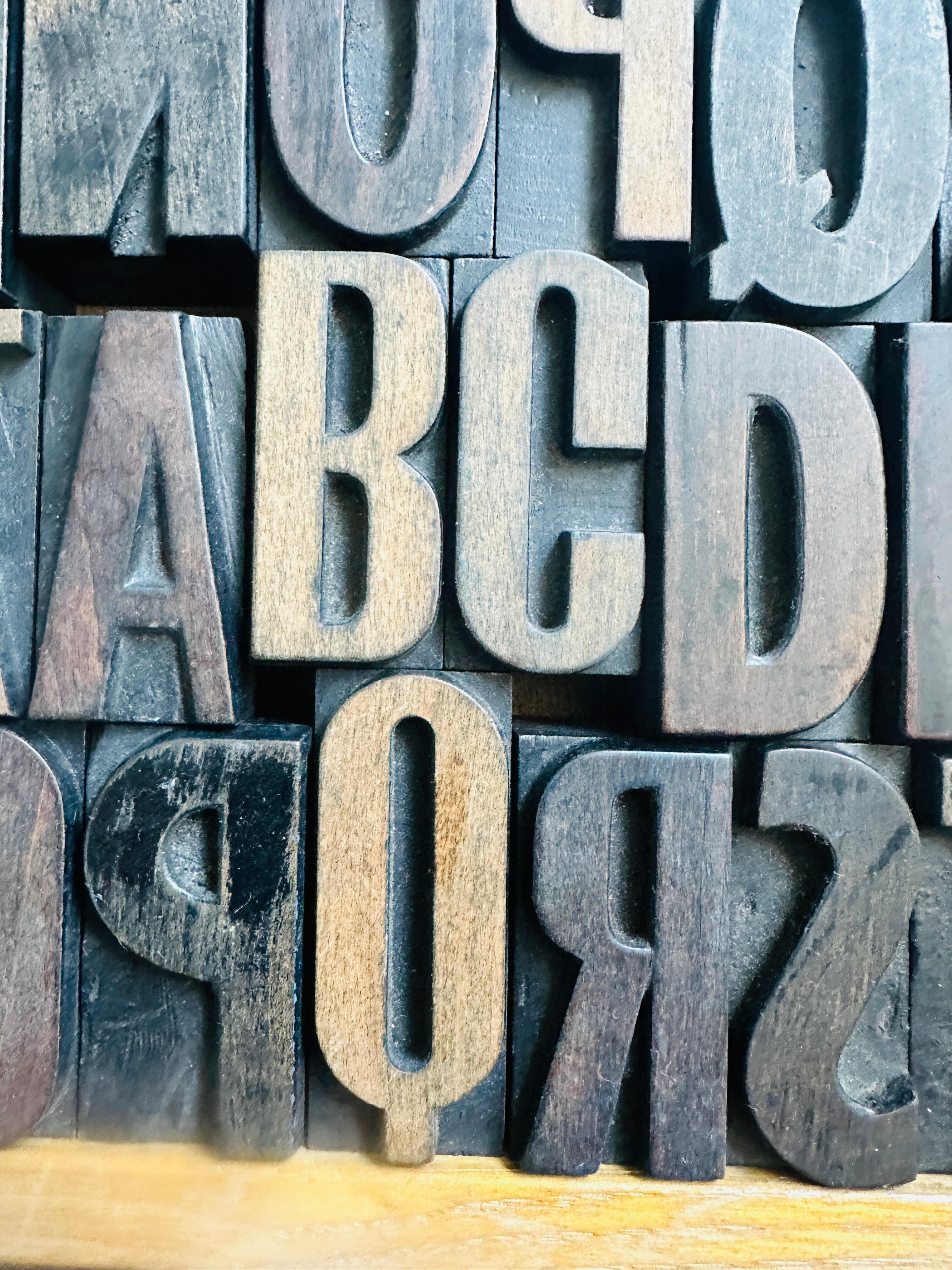 Vintage 1930s 3 Alphabet industrielle kommerzielle Holzbuchstaben Druckblöcke im Angebot 5