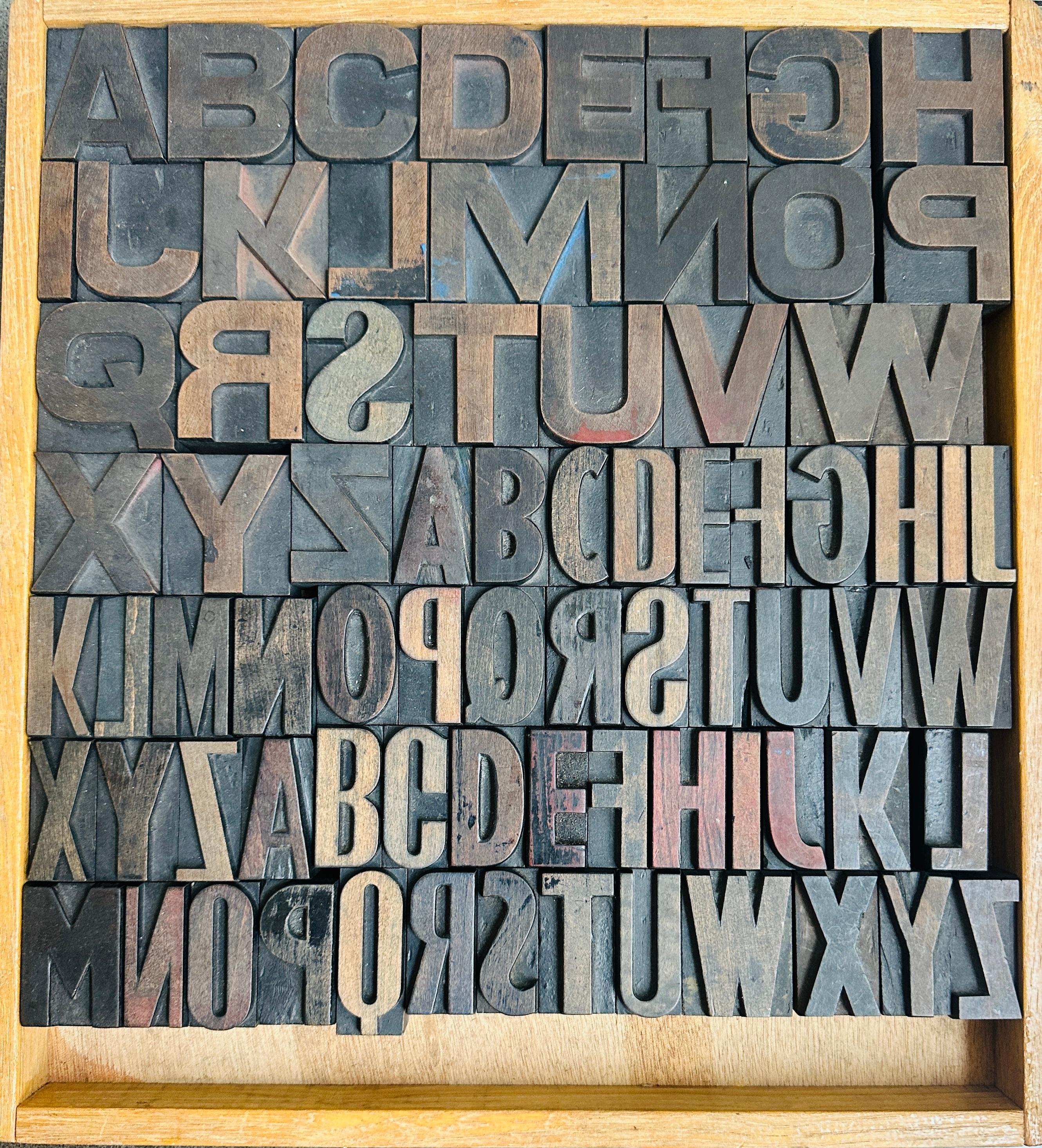 Vintage 1930er Jahre Industrie-, Handels- (in einer Druckerei) oder Klassenzimmerbuchstaben aus Holz in einer hölzernen Displaybox    

In einem guten Vintage-Zustand mit normalen Gebrauchs- und Abnutzungsspuren.  In drei verschiedenen
